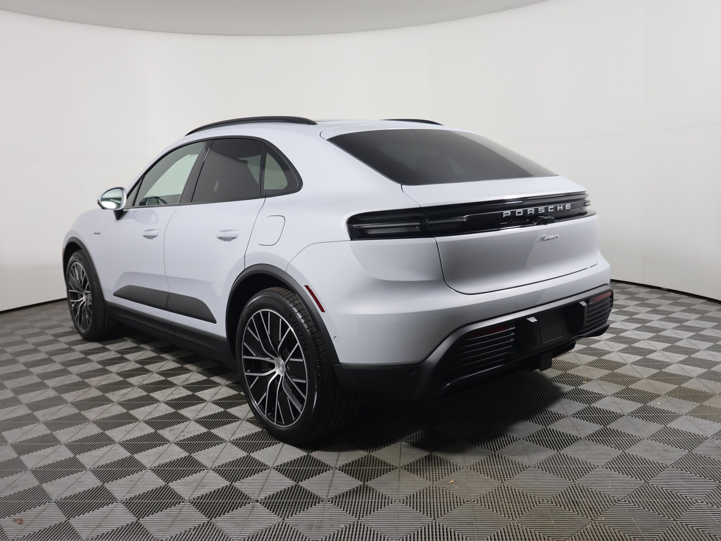 2025 Porsche Macan Electric photo 3