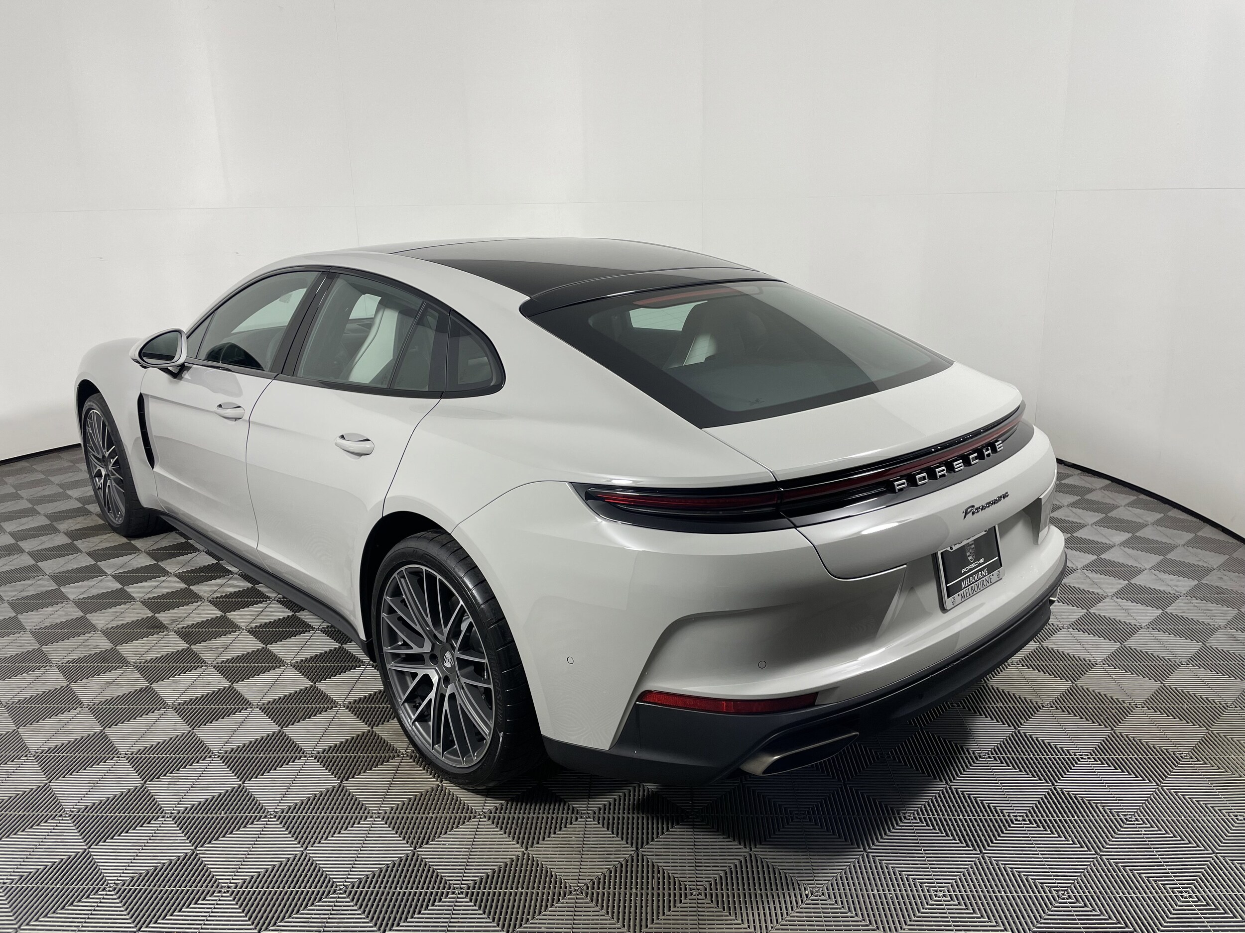 2026 Porsche Panamera 4 photo 2