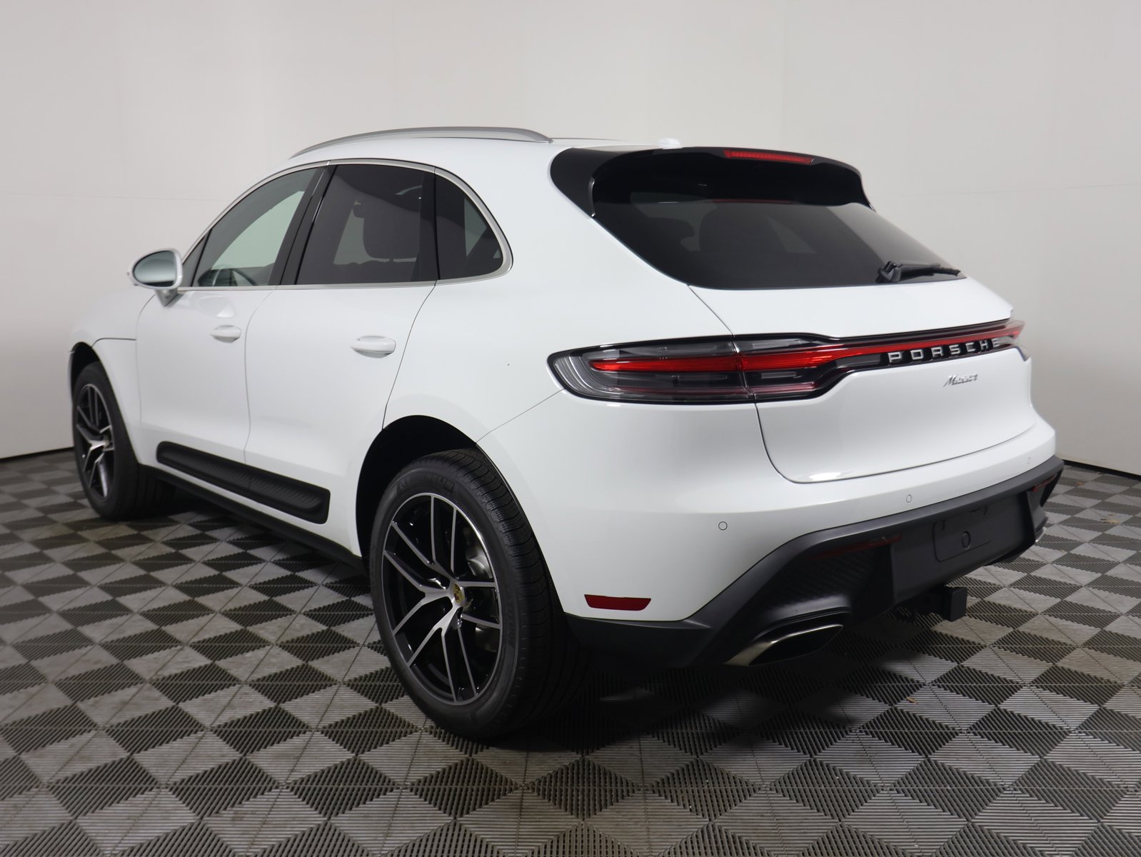 2024 Porsche Macan photo 3