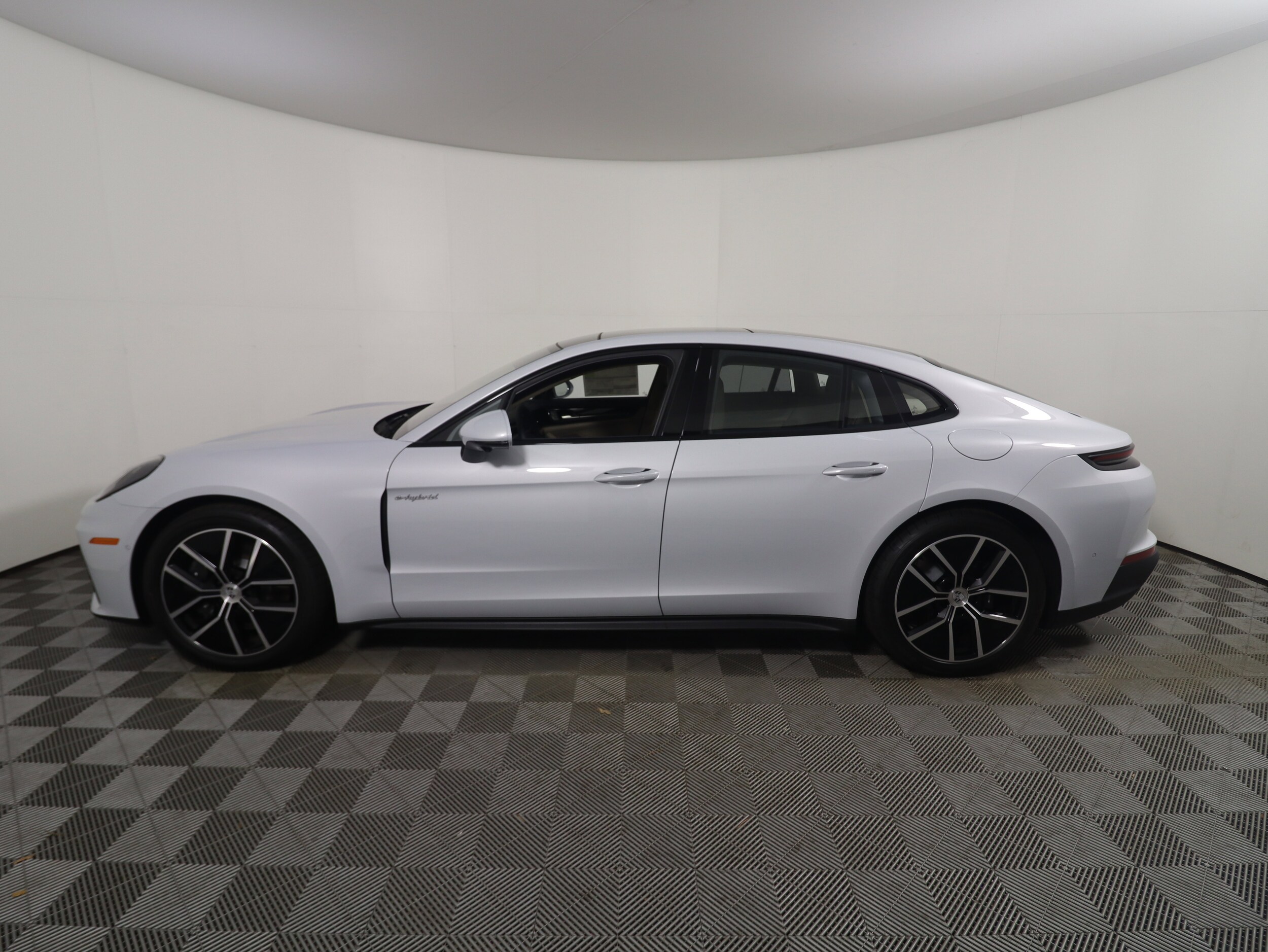 2026 Porsche Panamera E-Hybrid 4 photo 2