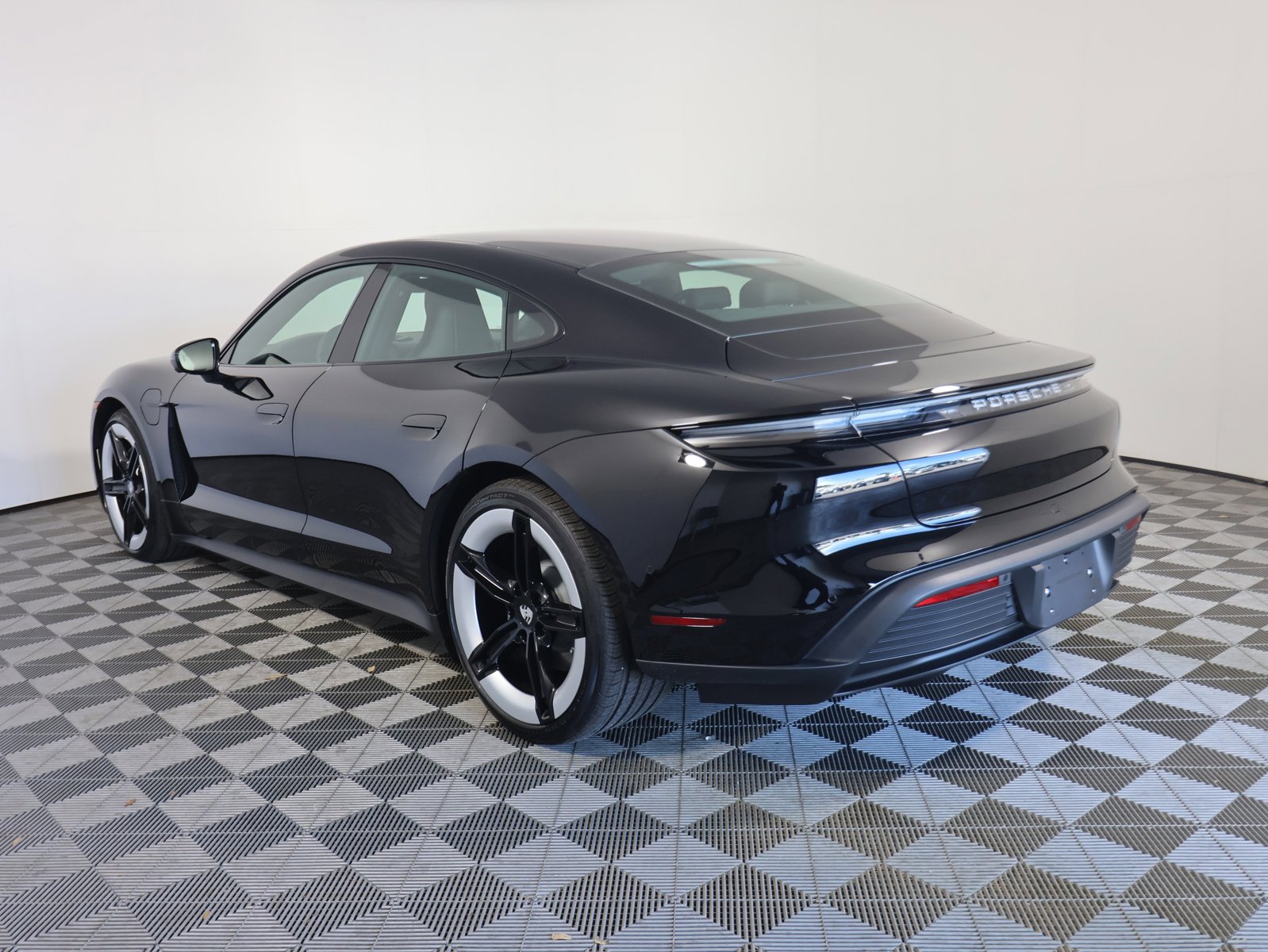 2025 Porsche Taycan photo 3