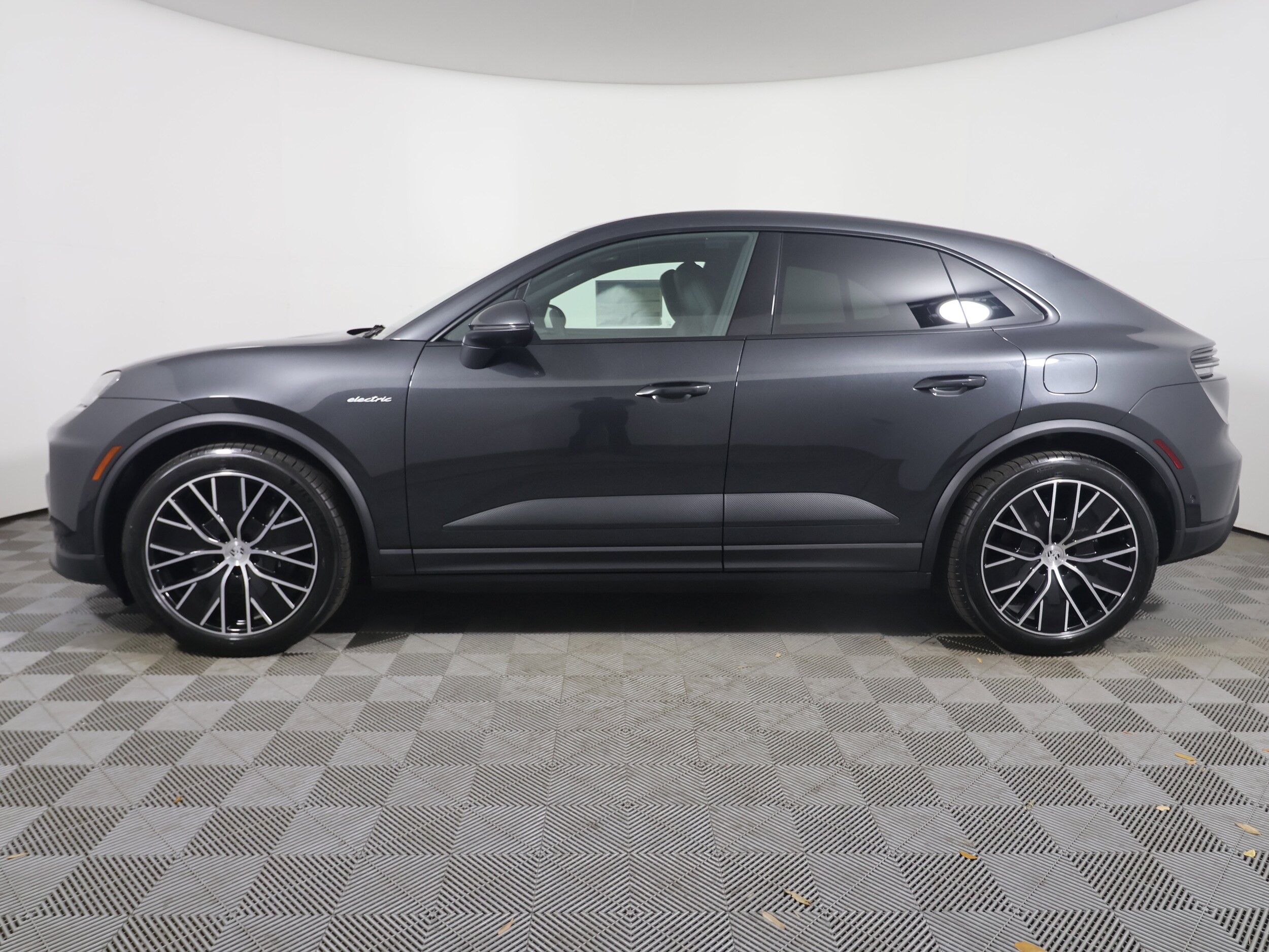 2025 Porsche Macan Electric photo 2