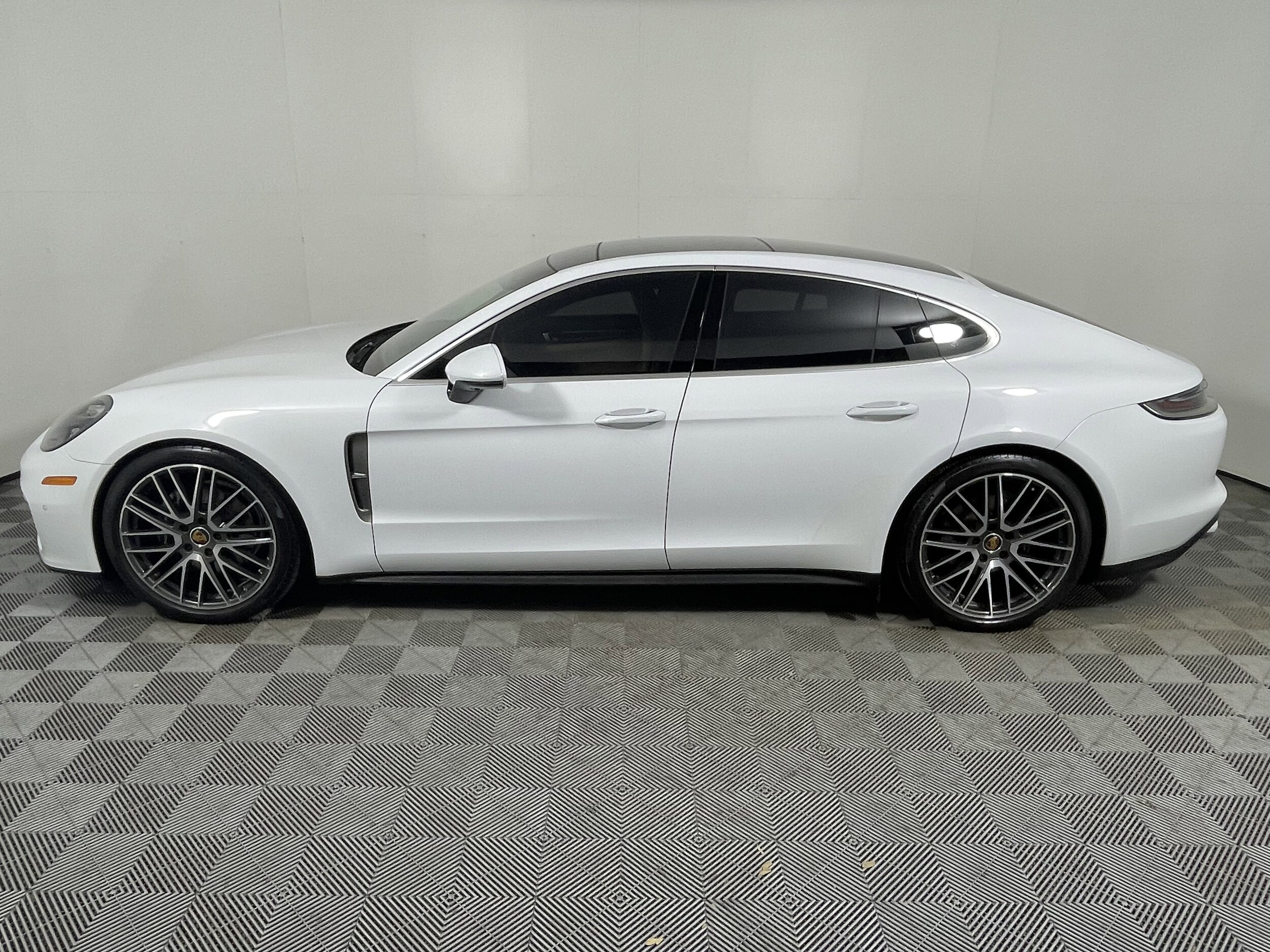 2022 Porsche Panamera Platinum photo 2