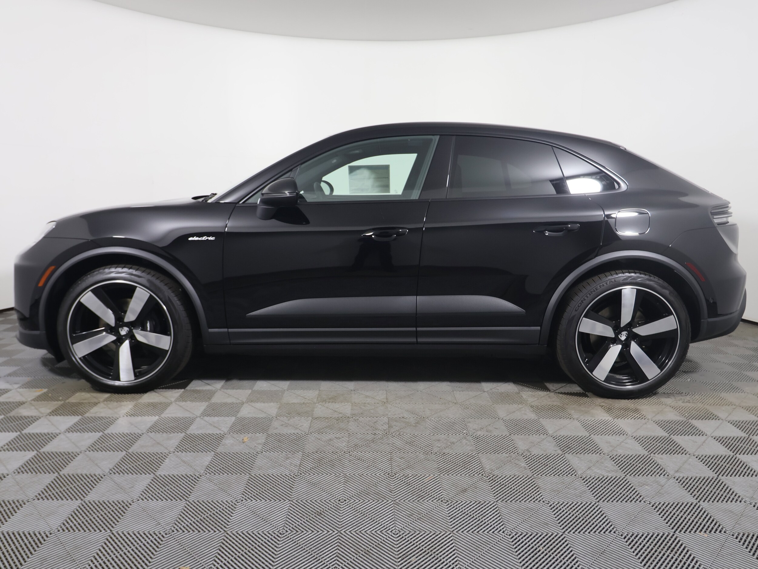 2025 Porsche Macan Electric photo 2