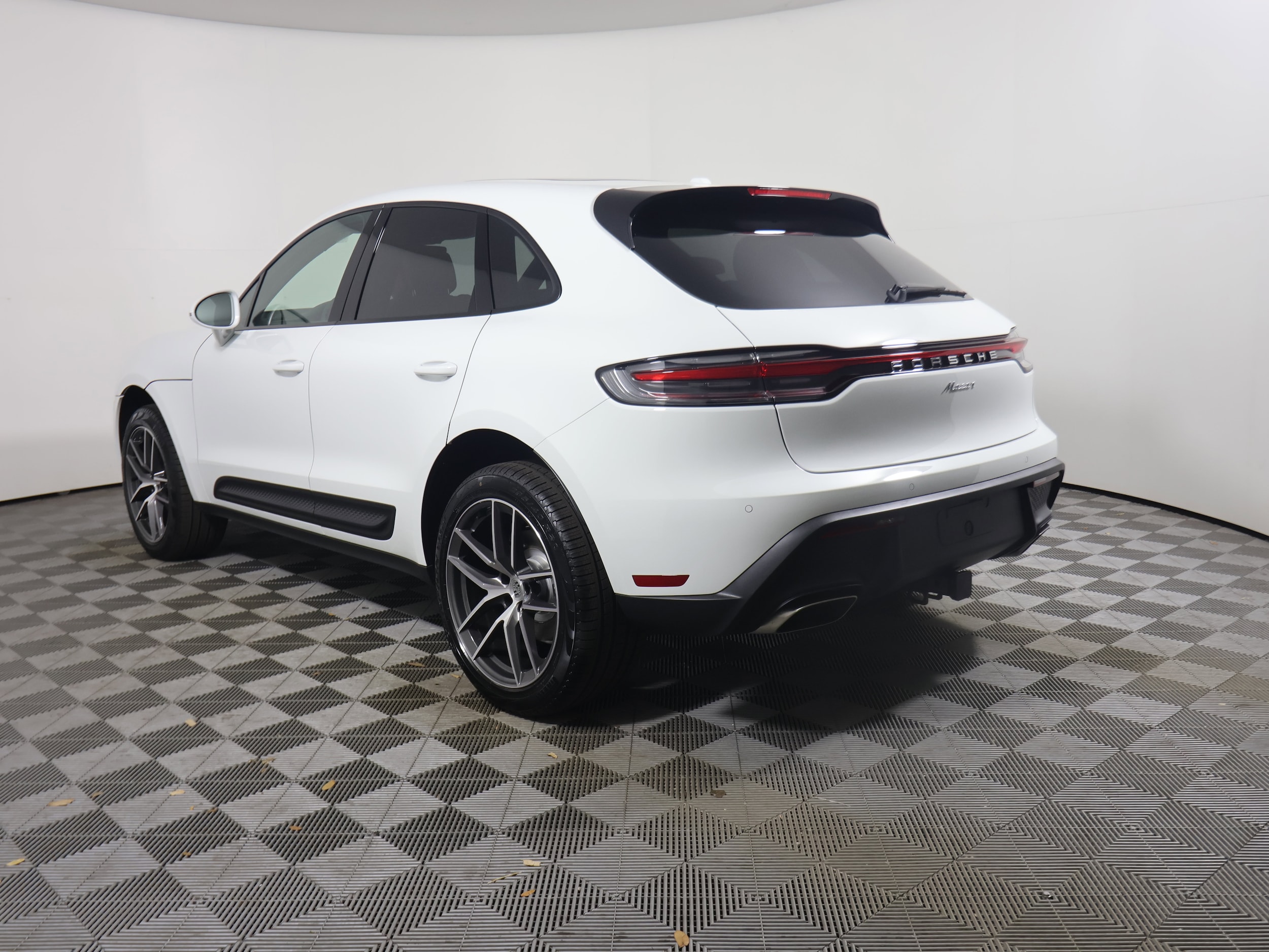 2025 Porsche Macan Base photo 3