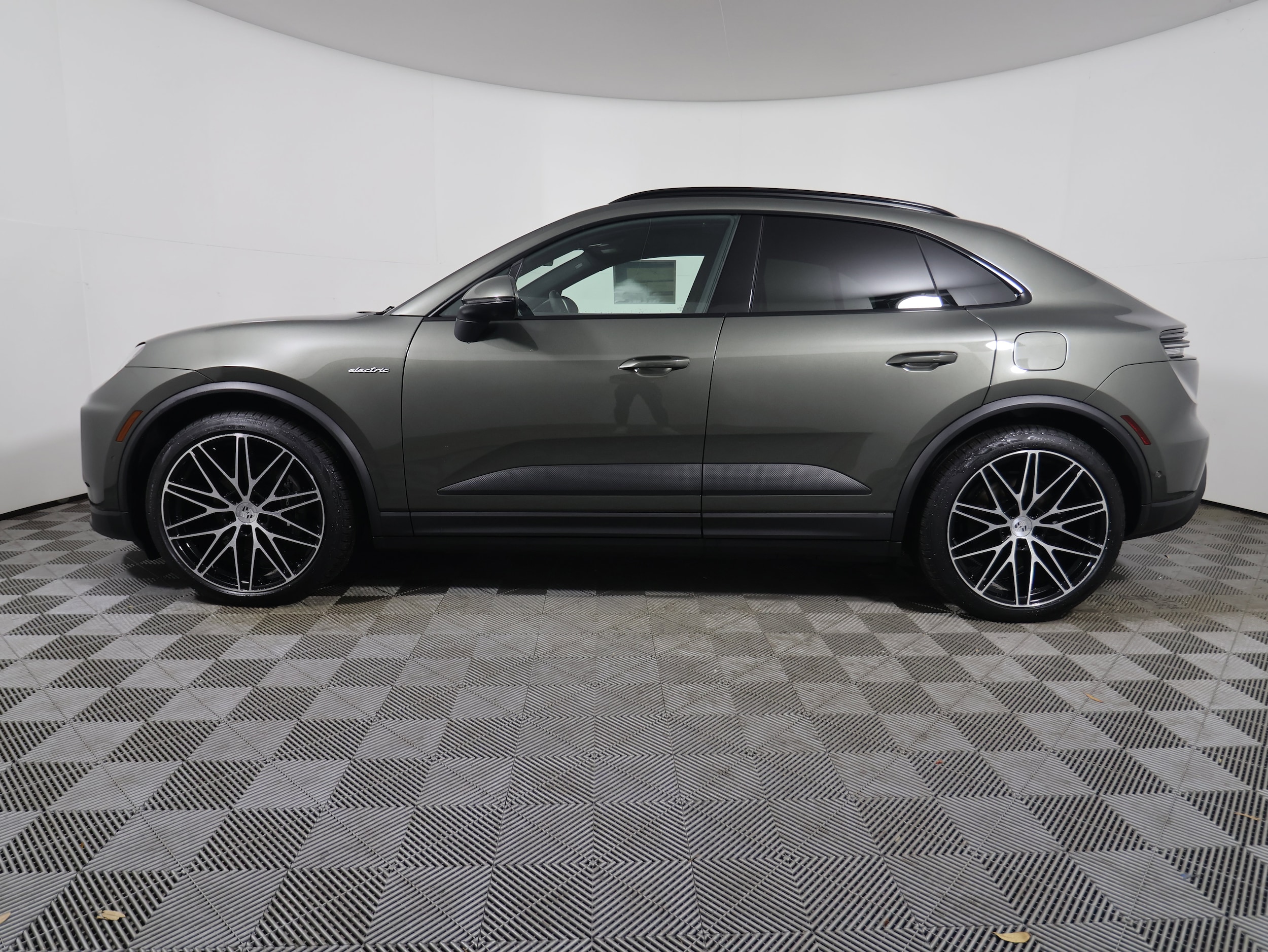 2024 Porsche Macan Electric photo 2