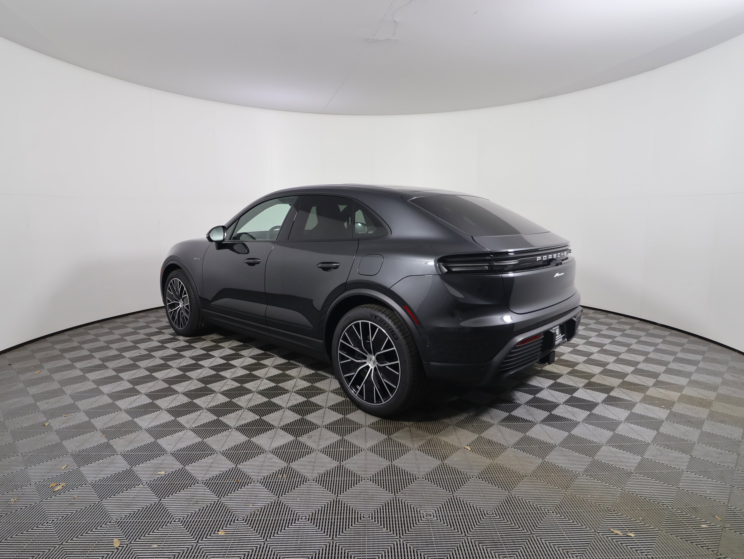 2025 Porsche Macan Electric photo 2