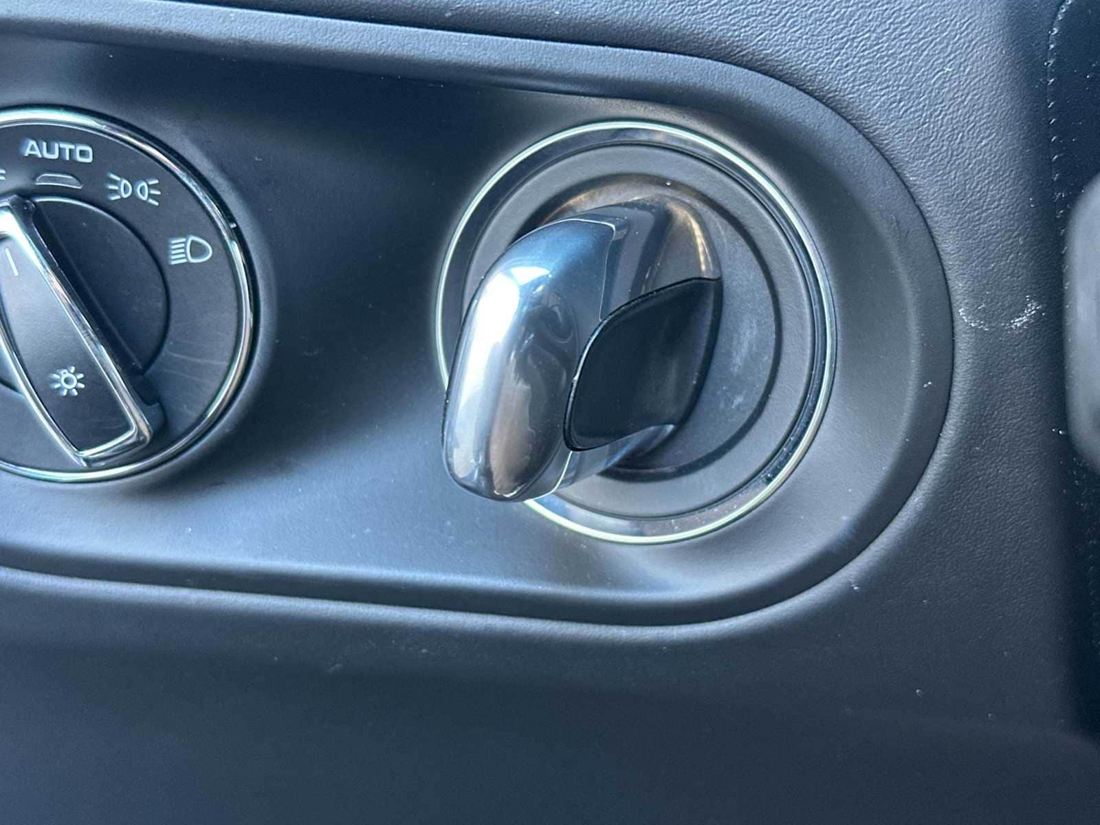 Thumbnail: 2023 Porsche Macan - 23