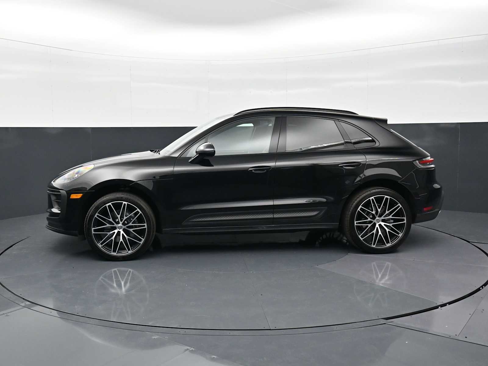 Thumbnail: 2025 Porsche Macan - 2