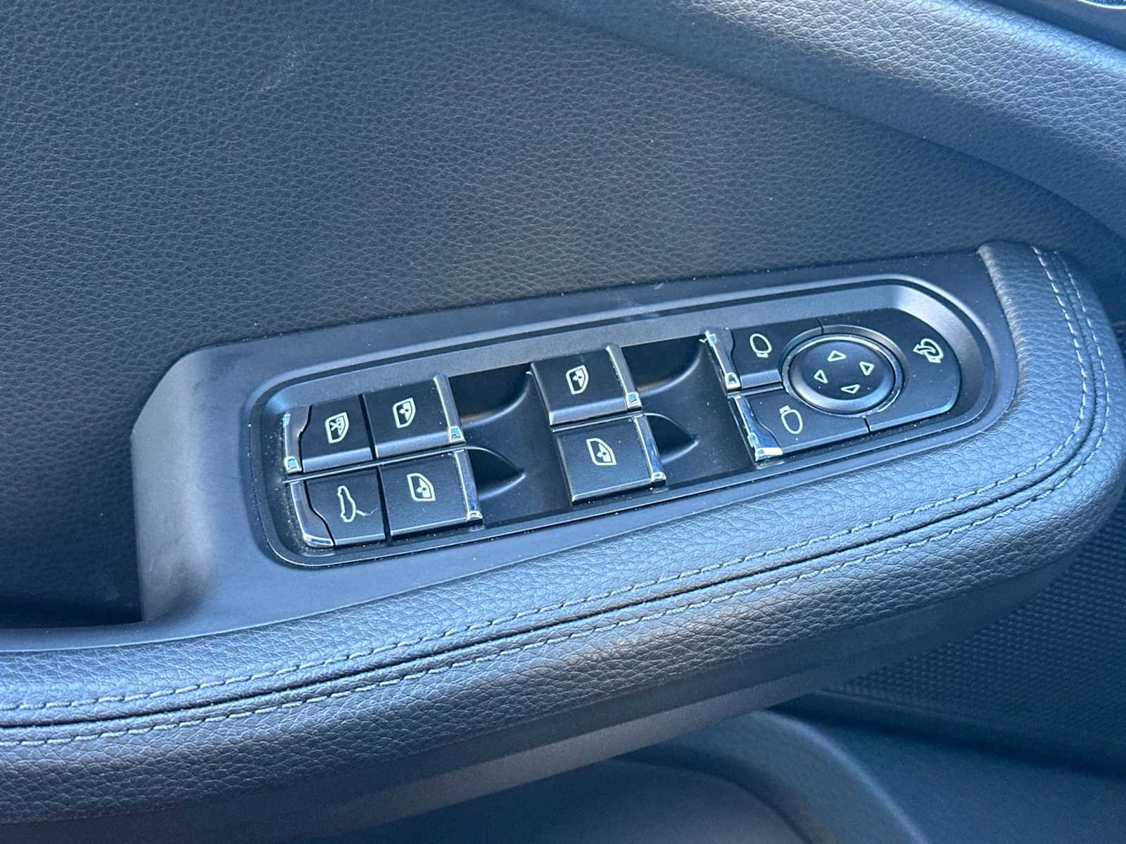 Thumbnail: 2025 Porsche Macan - 13