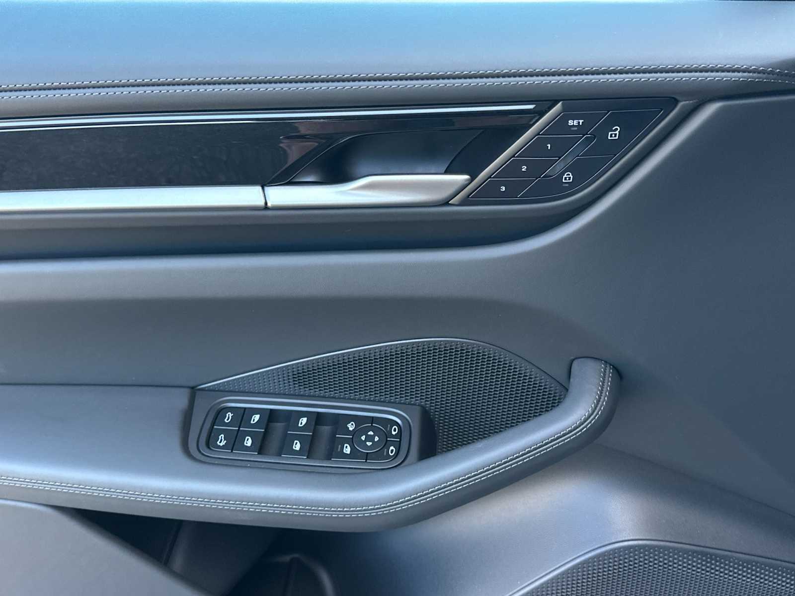 Thumbnail: 2025 Porsche Macan - 12