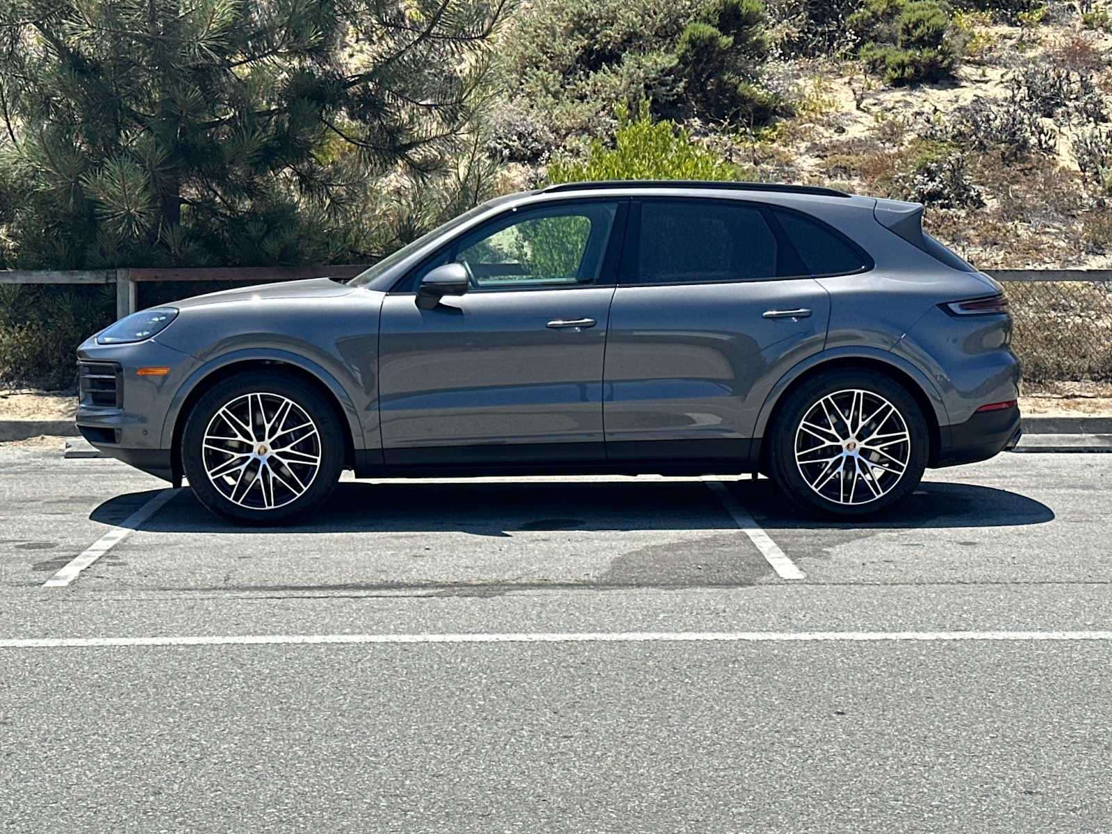 2025 Porsche Cayenne photo 2