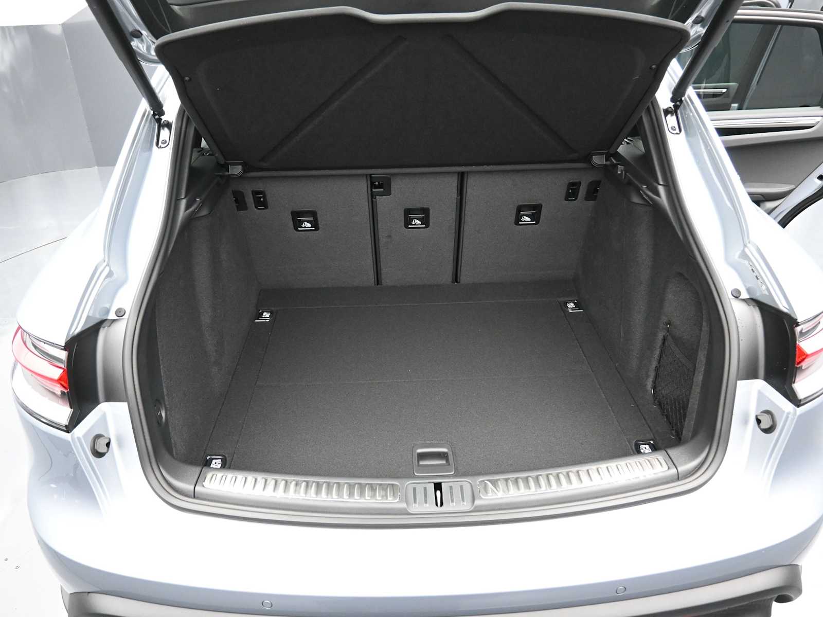 Thumbnail: 2026 Porsche Macan - 21