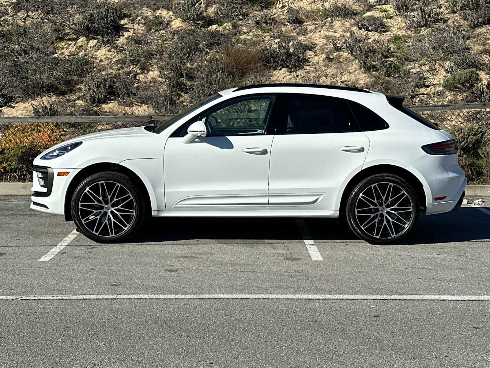 2025 Porsche Macan T photo 2