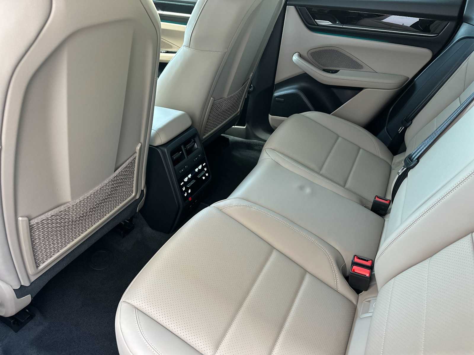 Thumbnail: 2026 Porsche Macan - 14