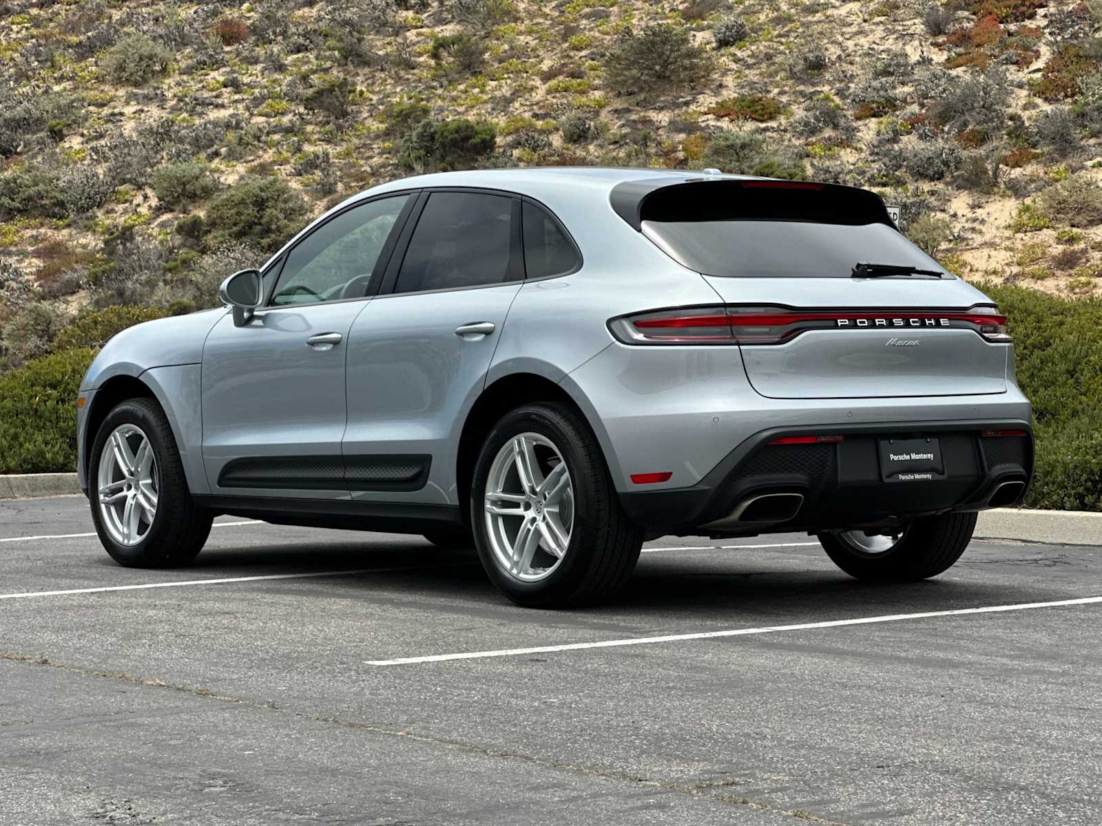 2025 Porsche Macan T photo 3
