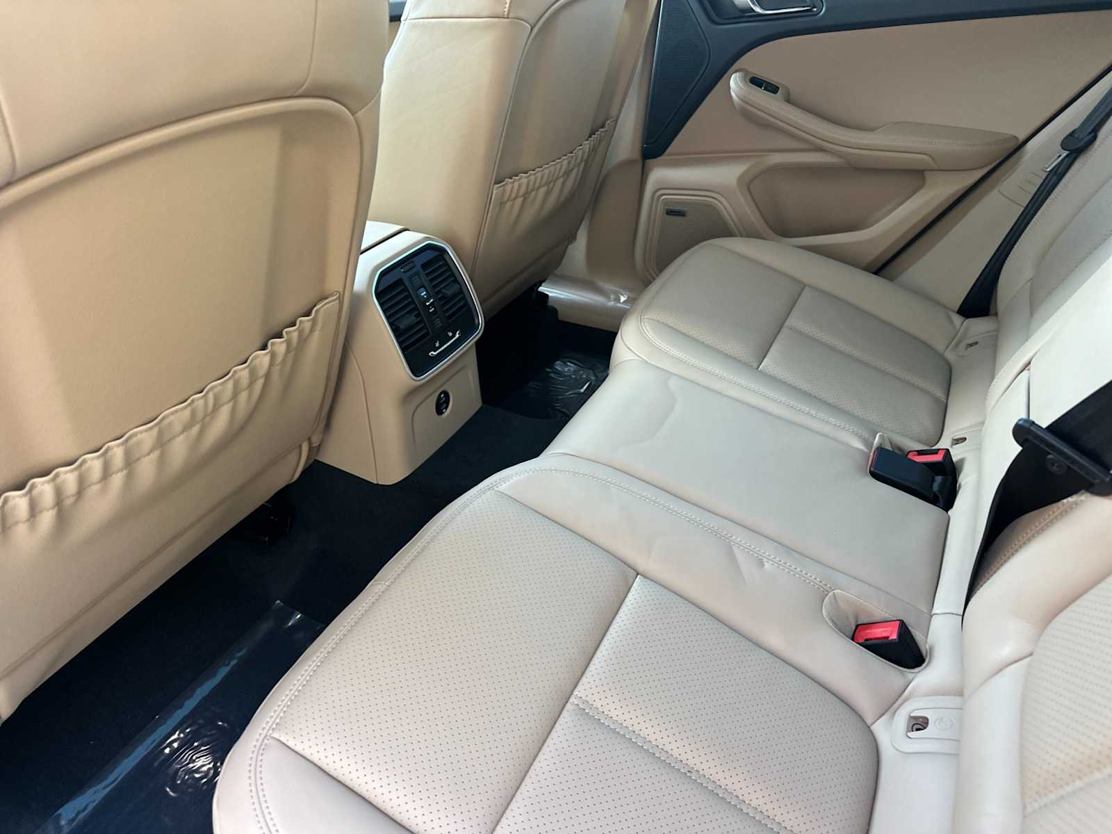 Thumbnail: 2026 Porsche Macan - 14