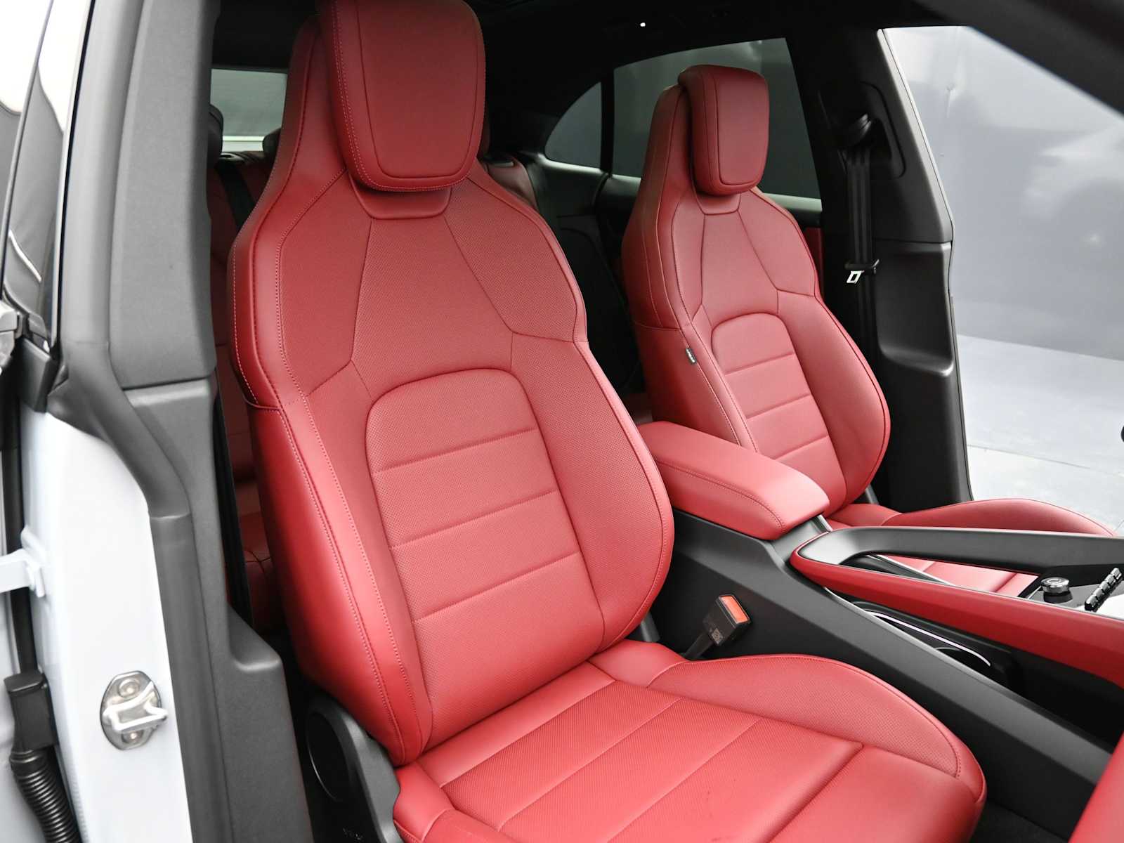 Thumbnail: 2026 Porsche Macan - 26