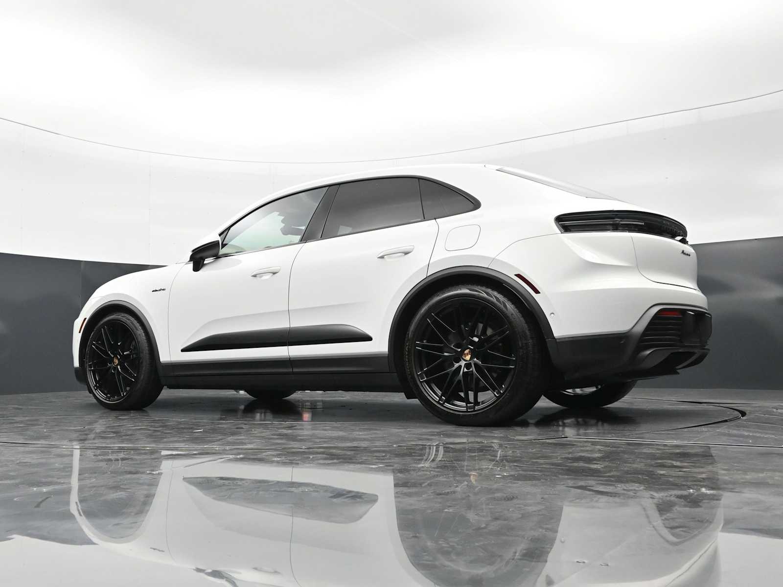 Thumbnail: 2025 Porsche Macan - 42