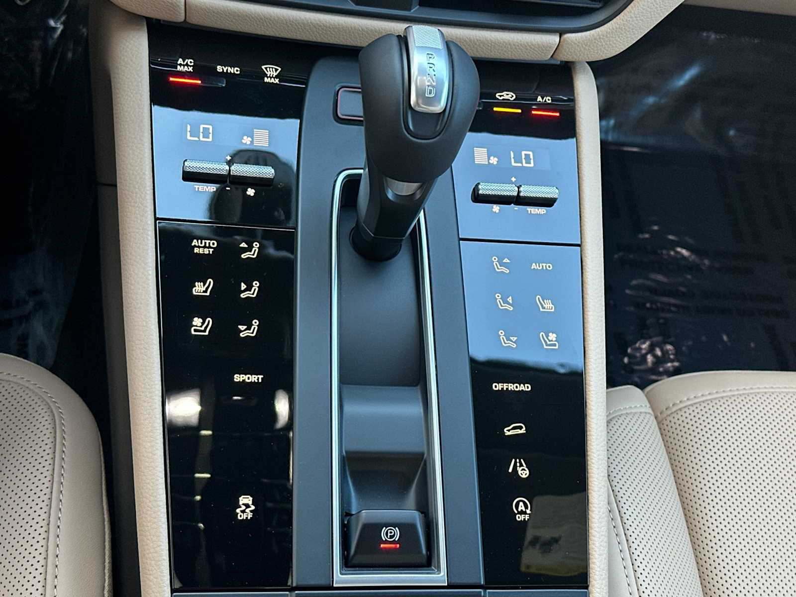 Thumbnail: 2026 Porsche Macan - 22