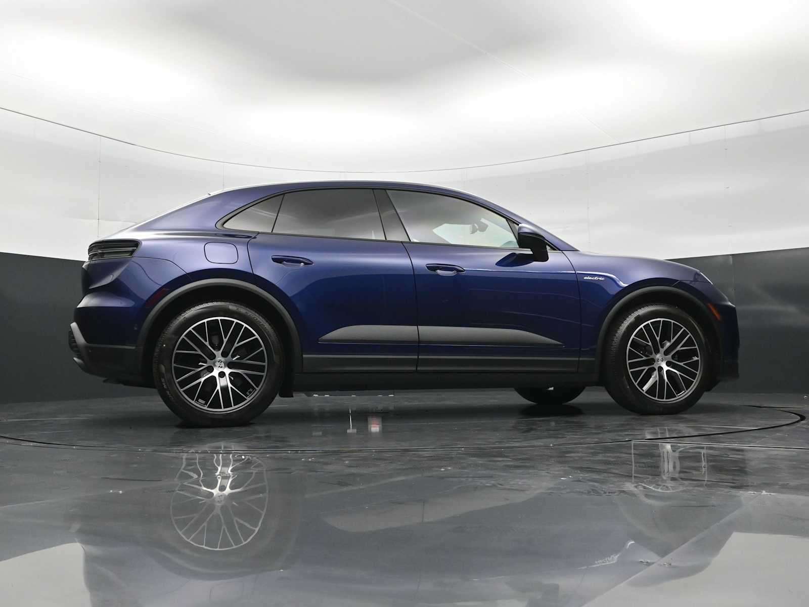 Thumbnail: 2026 Porsche Macan - 42