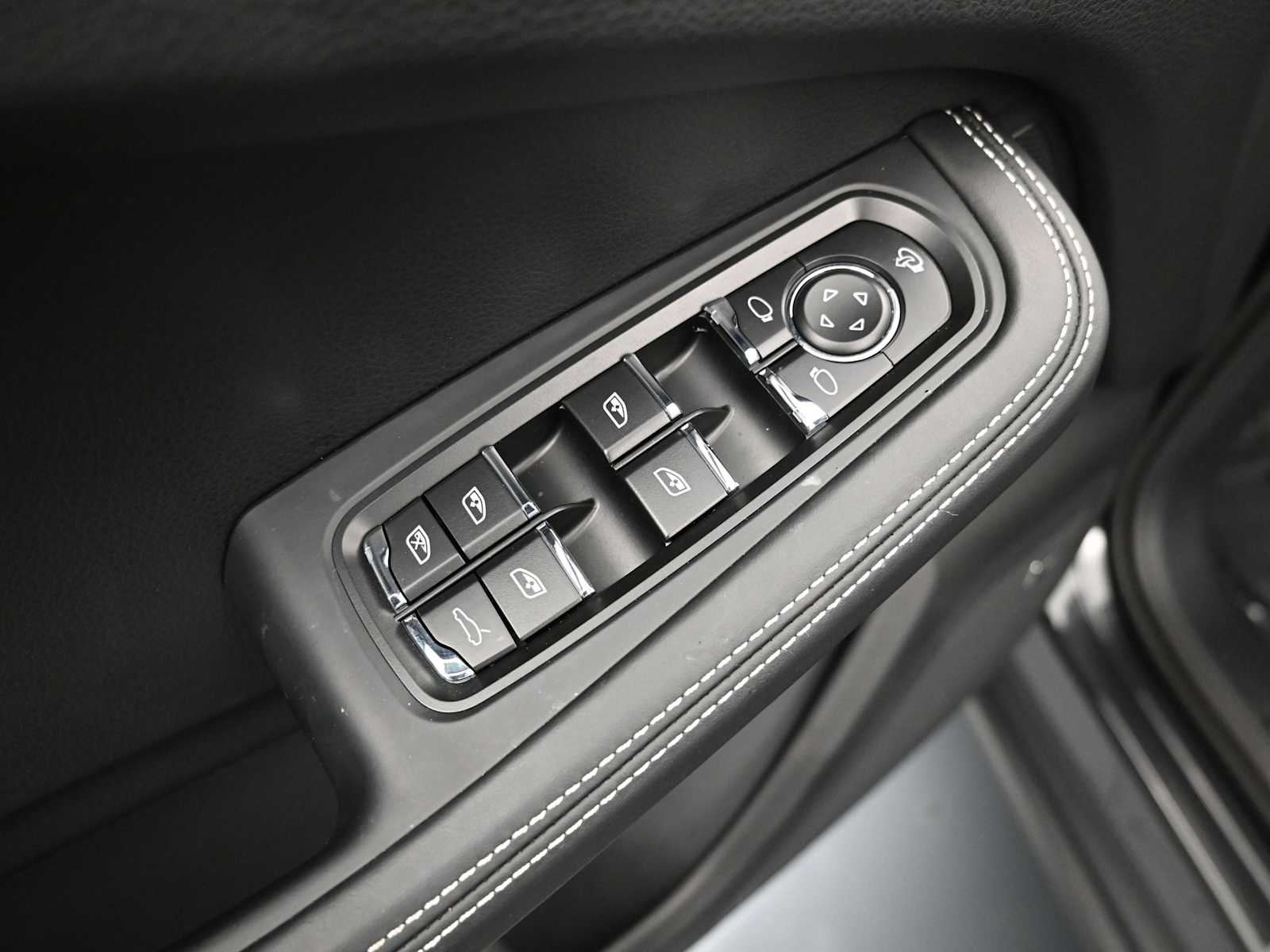 Thumbnail: 2025 Porsche Macan - 10