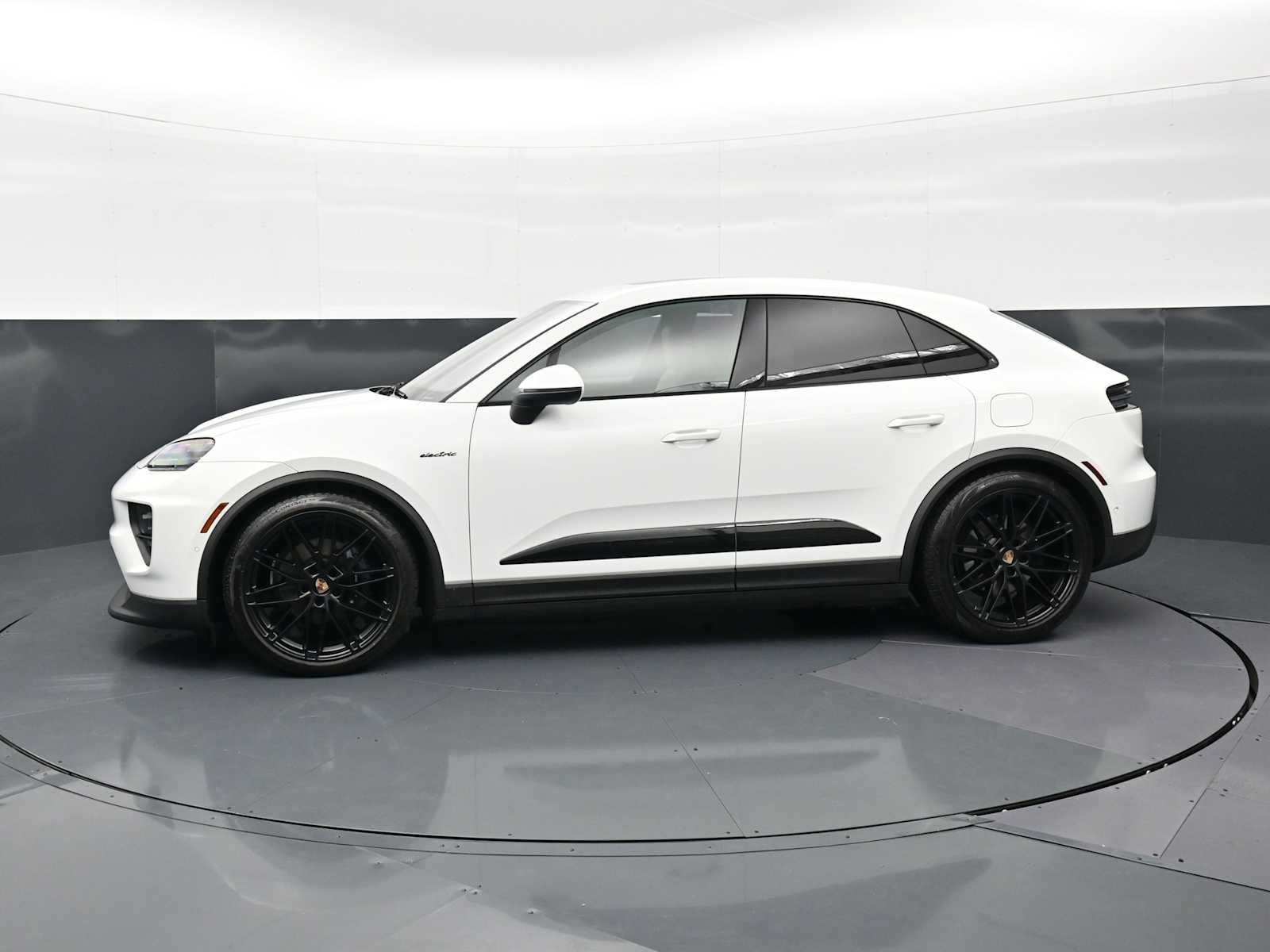 Thumbnail: 2025 Porsche Macan - 2