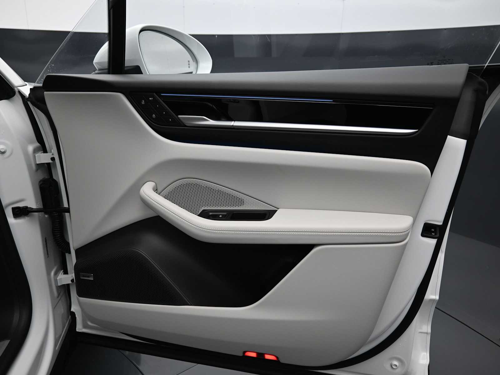 Thumbnail: 2025 Porsche Macan - 25