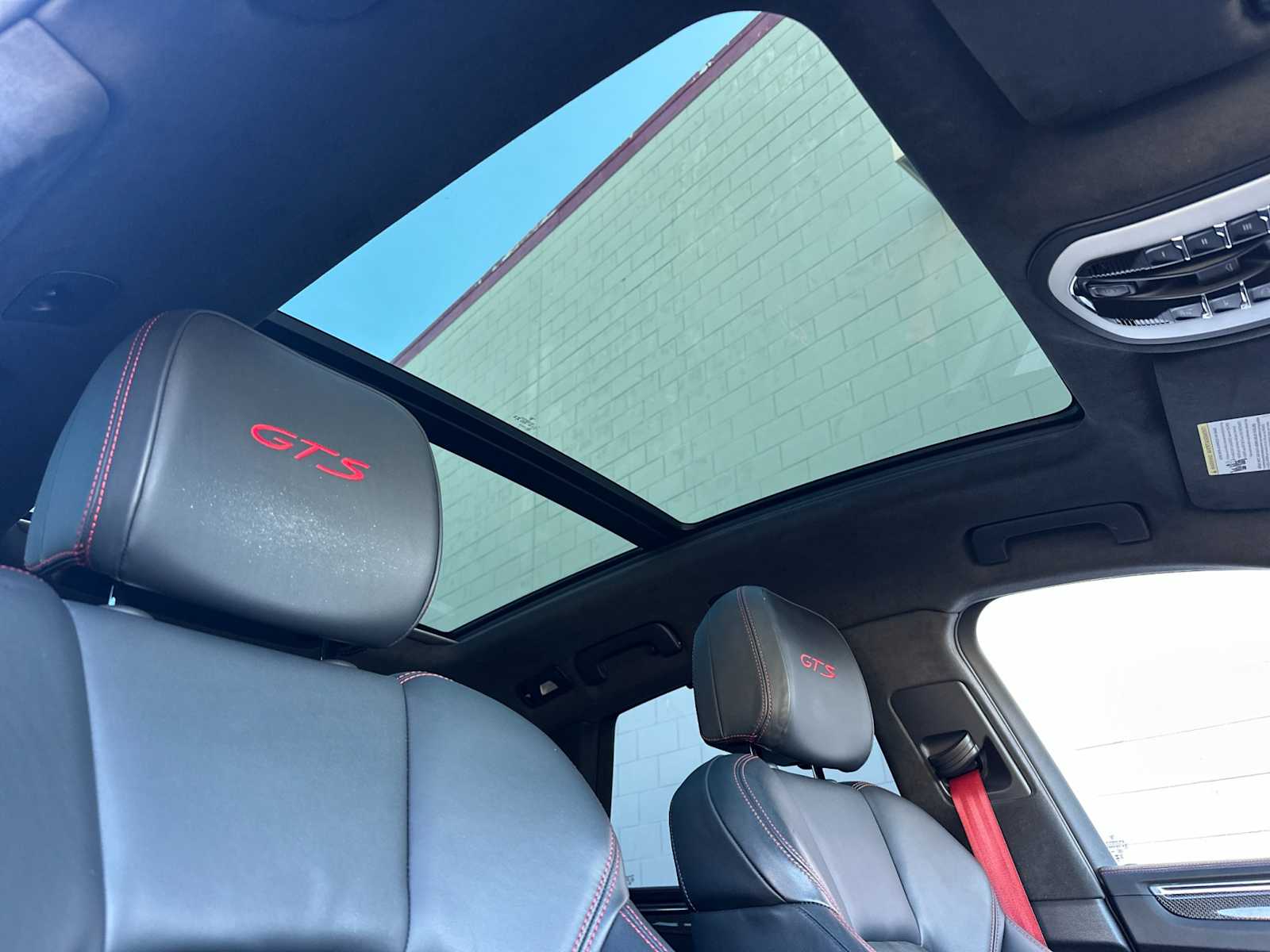 Thumbnail: 2023 Porsche Macan - 17