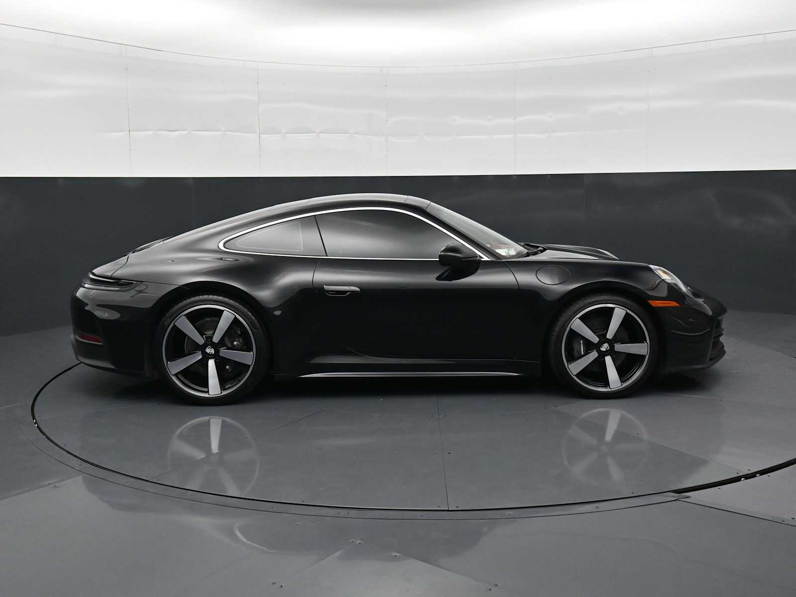 2025 Porsche 911 - Photo 25