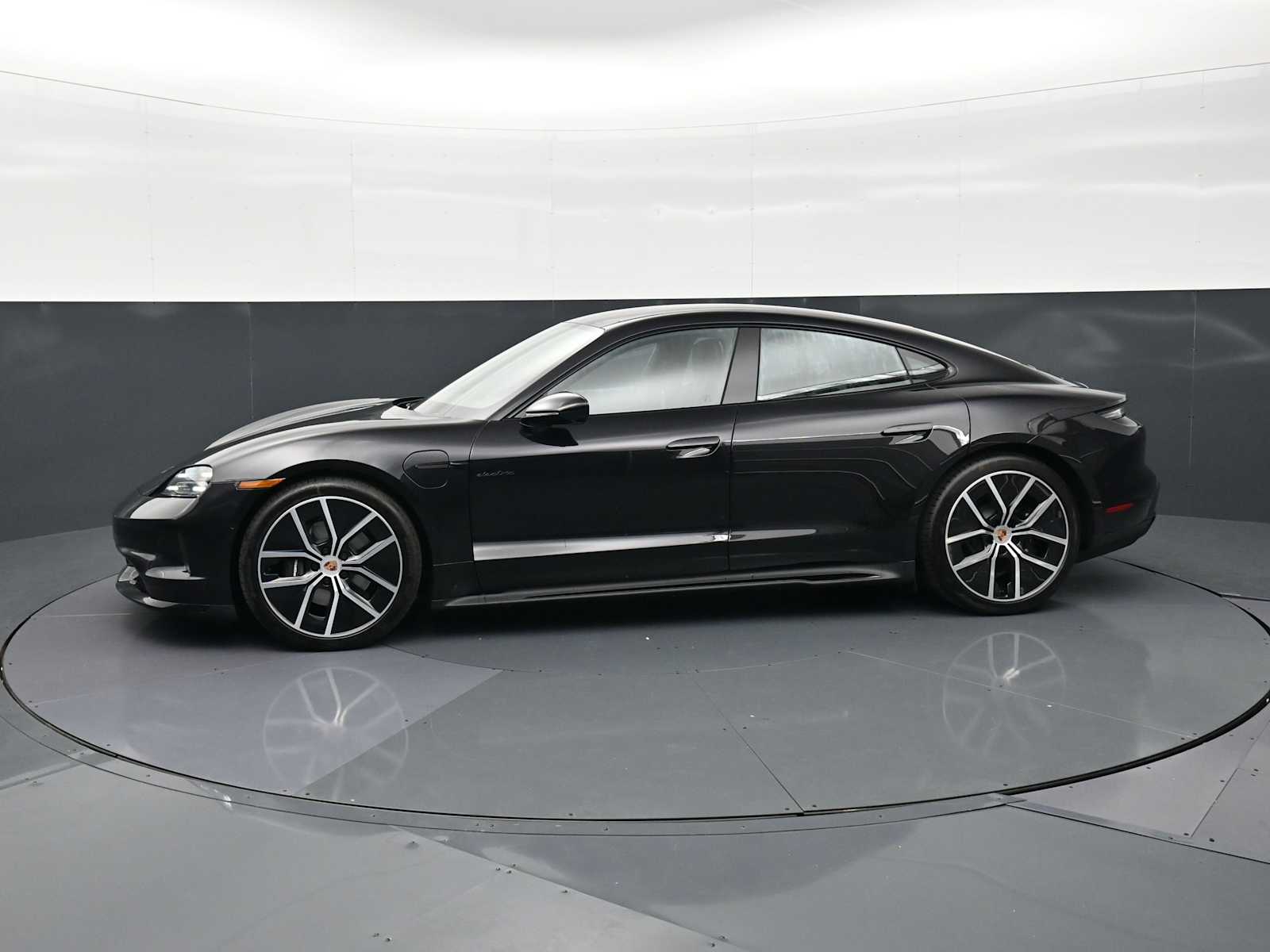 Thumbnail: 2026 Porsche Taycan - 2
