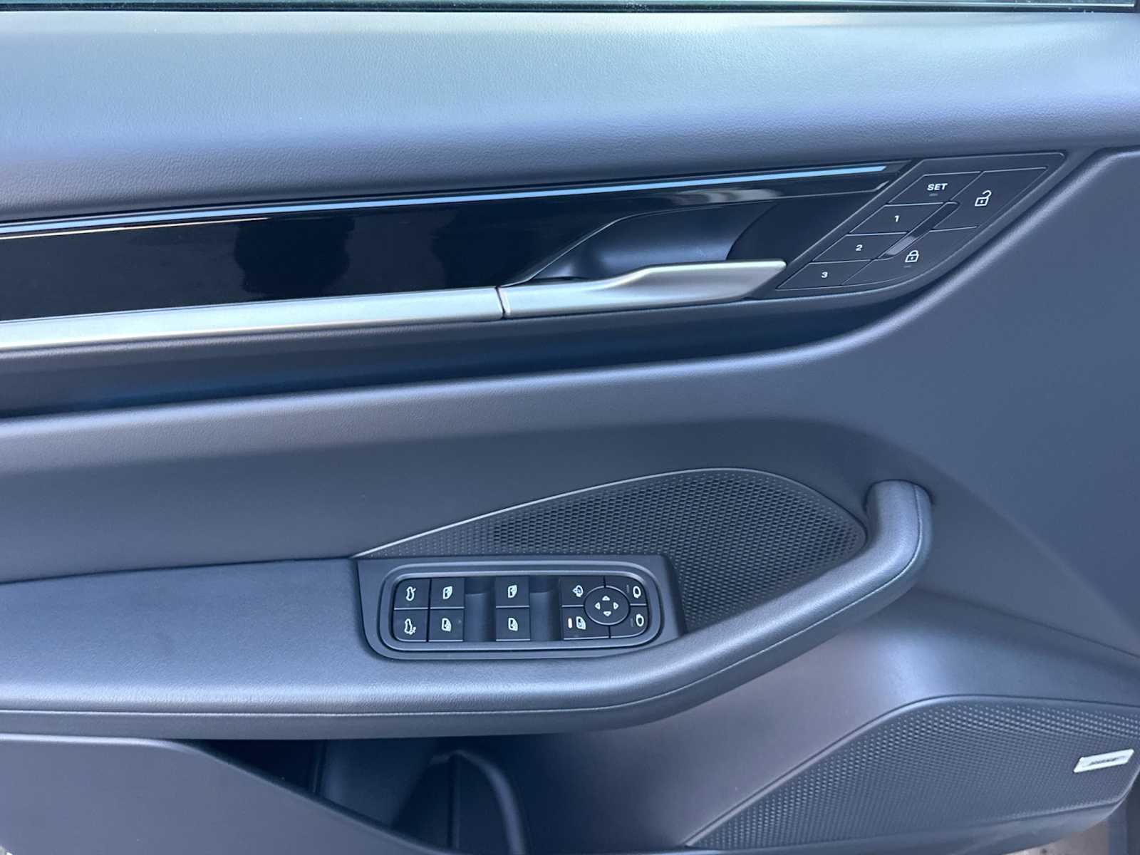 Thumbnail: 2025 Porsche Macan - 12
