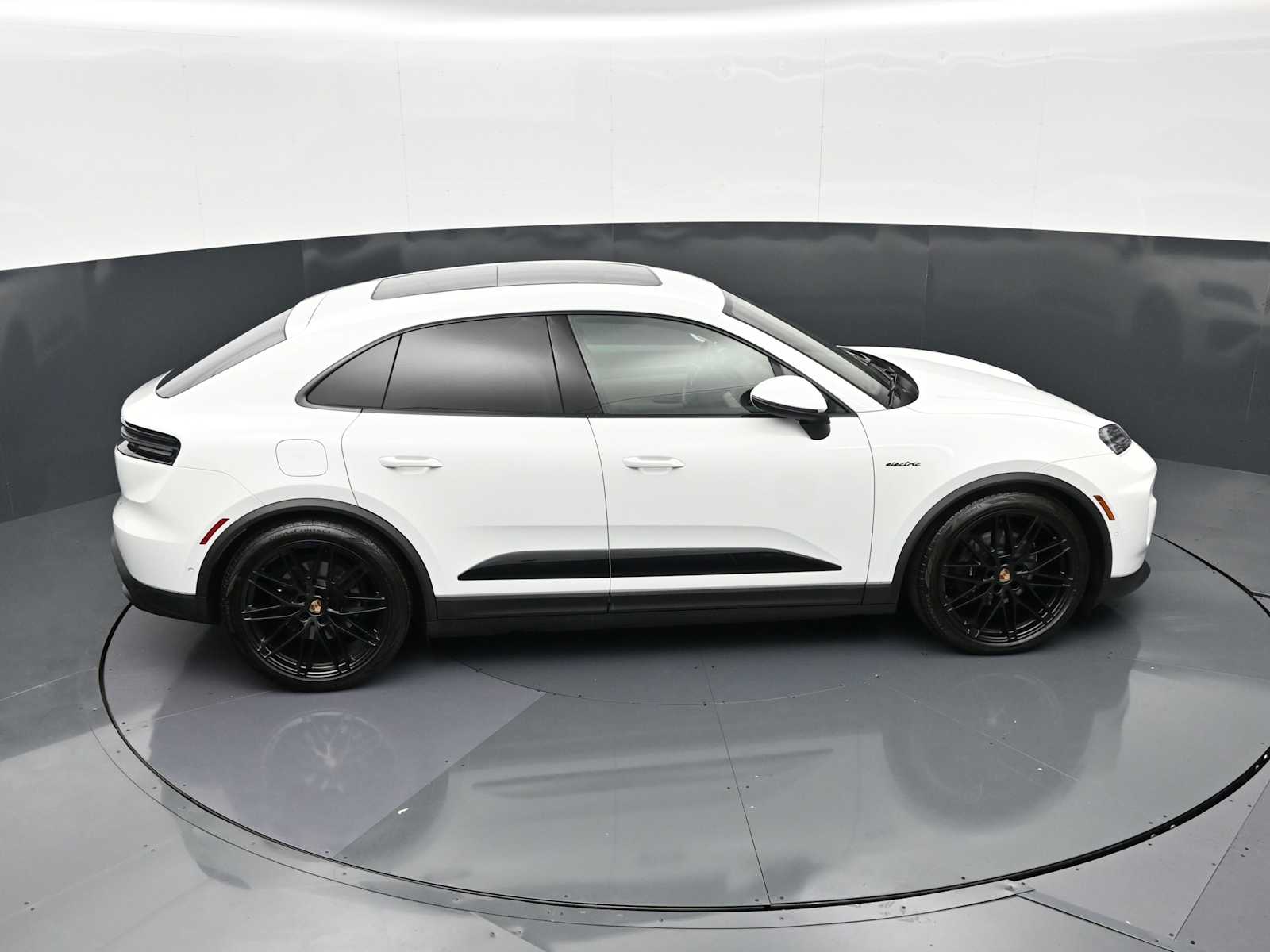 Thumbnail: 2025 Porsche Macan - 38