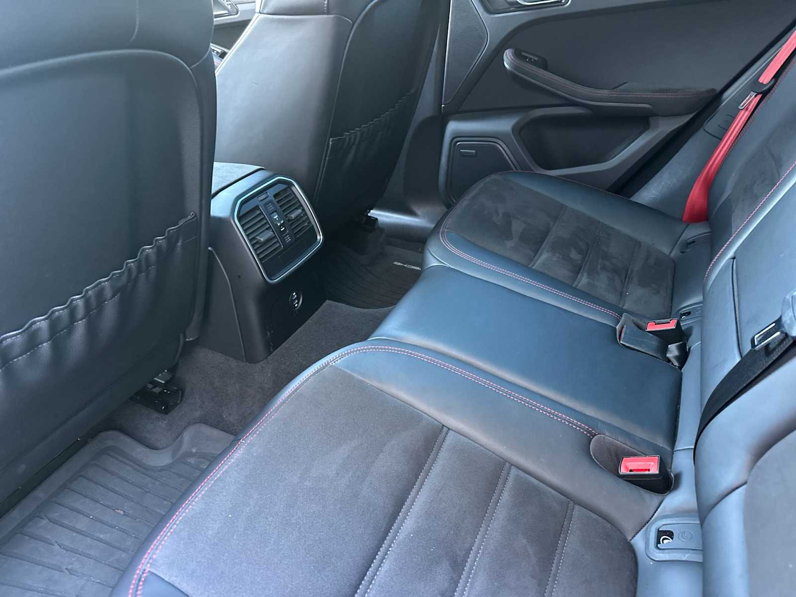 Thumbnail: 2023 Porsche Macan - 14