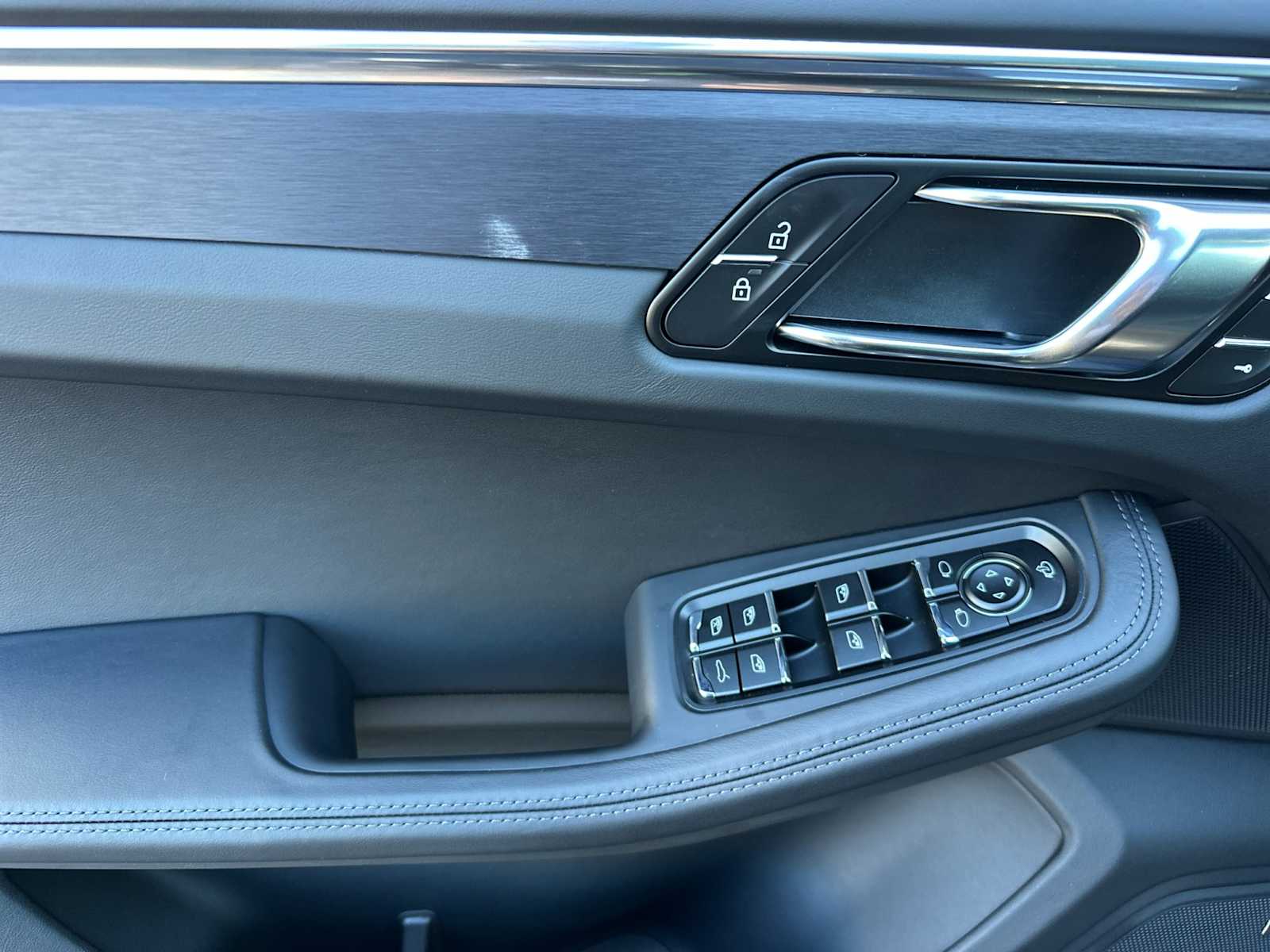 Thumbnail: 2026 Porsche Macan - 12