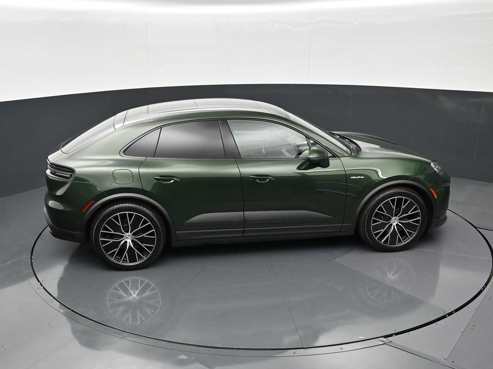 Thumbnail: 2026 Porsche Macan - 35