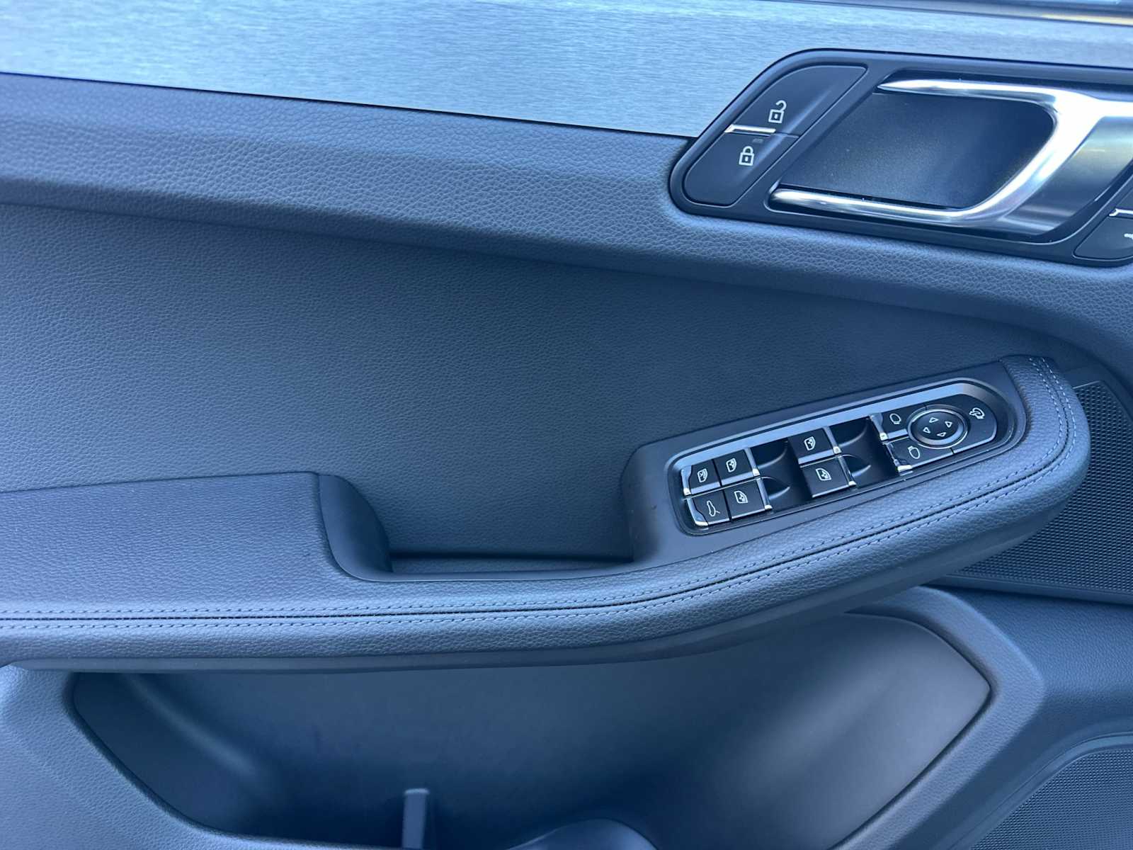 Thumbnail: 2026 Porsche Macan - 12