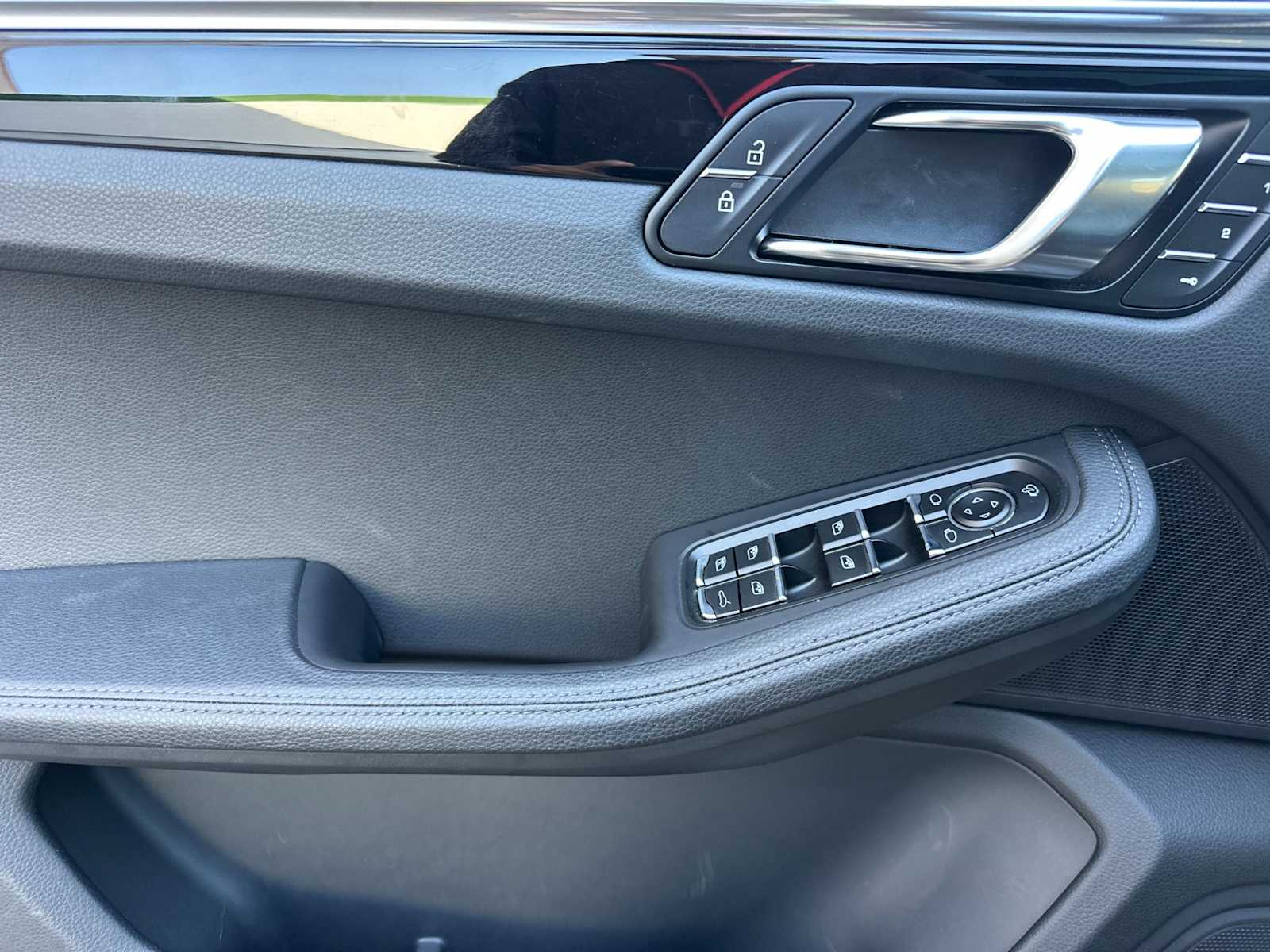 Thumbnail: 2025 Porsche Macan - 12