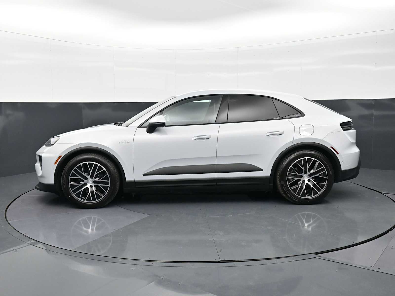 Thumbnail: 2026 Porsche Macan - 2