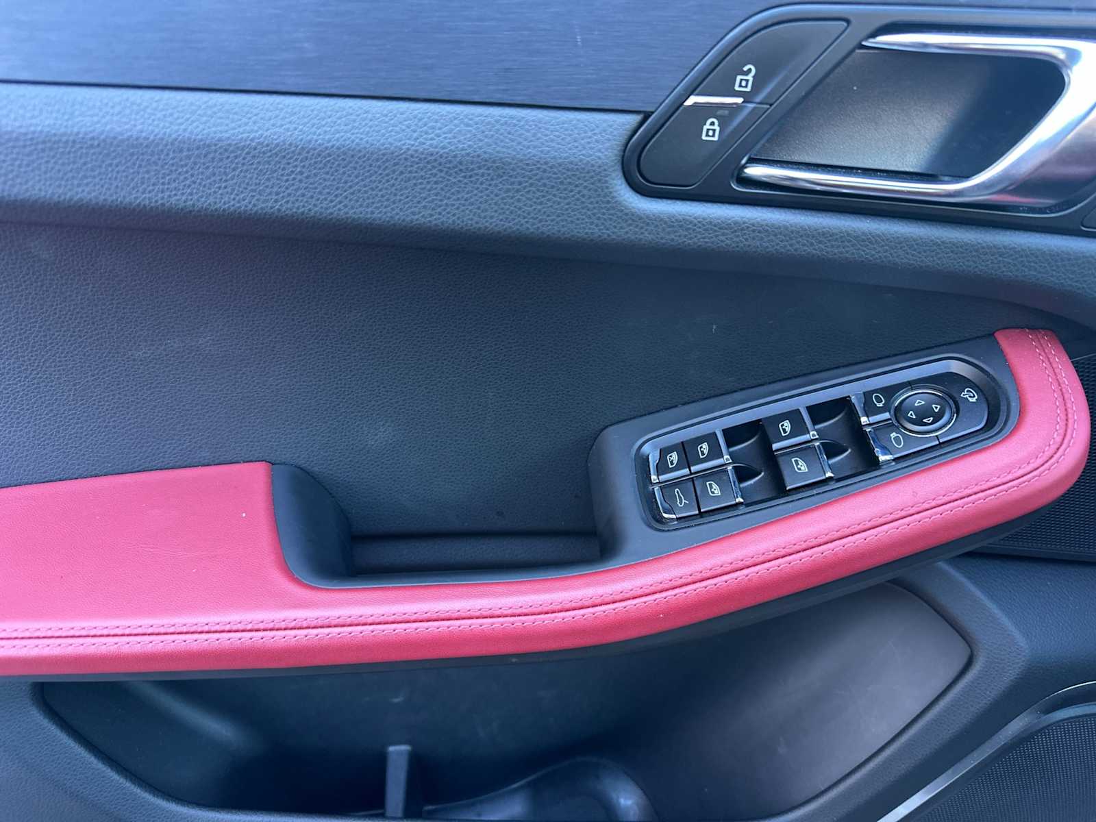 Thumbnail: 2025 Porsche Macan - 12