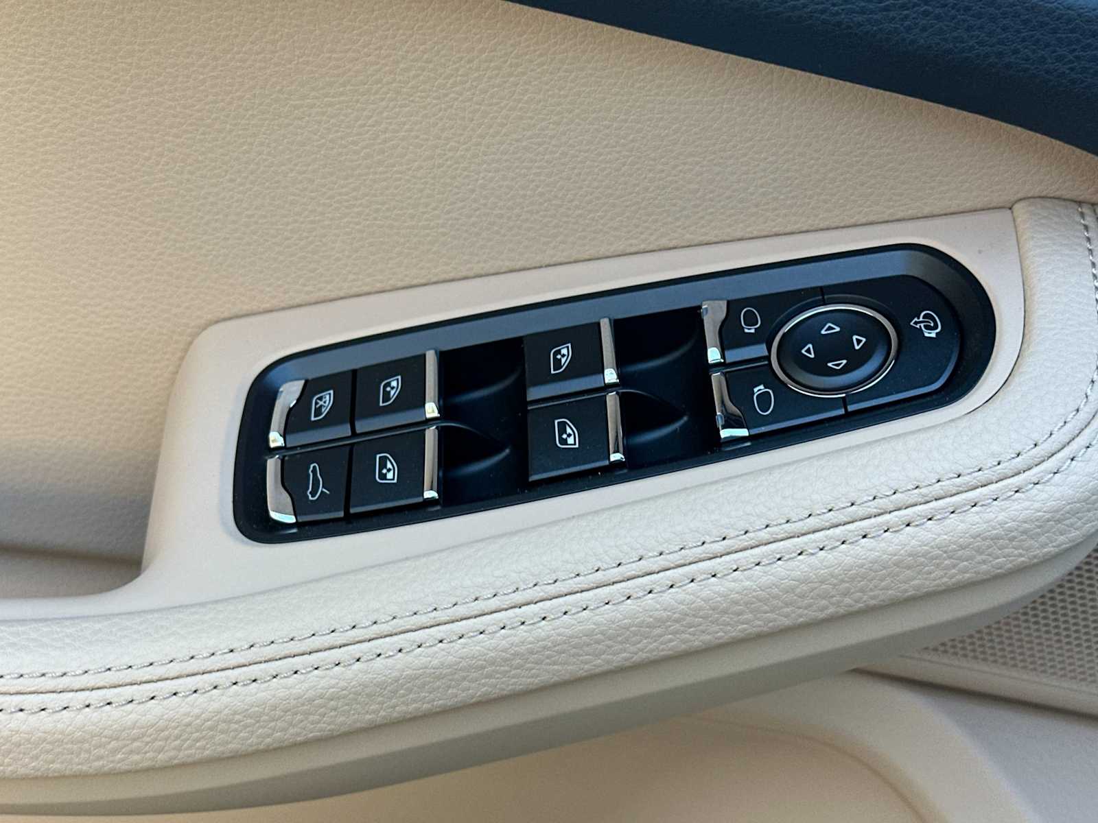 Thumbnail: 2026 Porsche Macan - 13