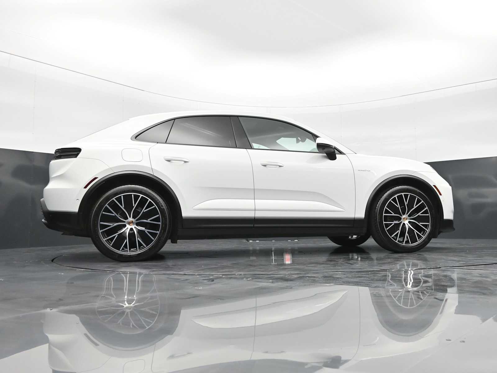 Thumbnail: 2025 Porsche Macan - 42