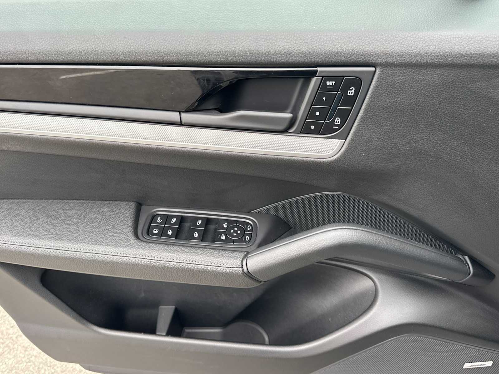 Thumbnail: 2025 Porsche Cayenne - 12