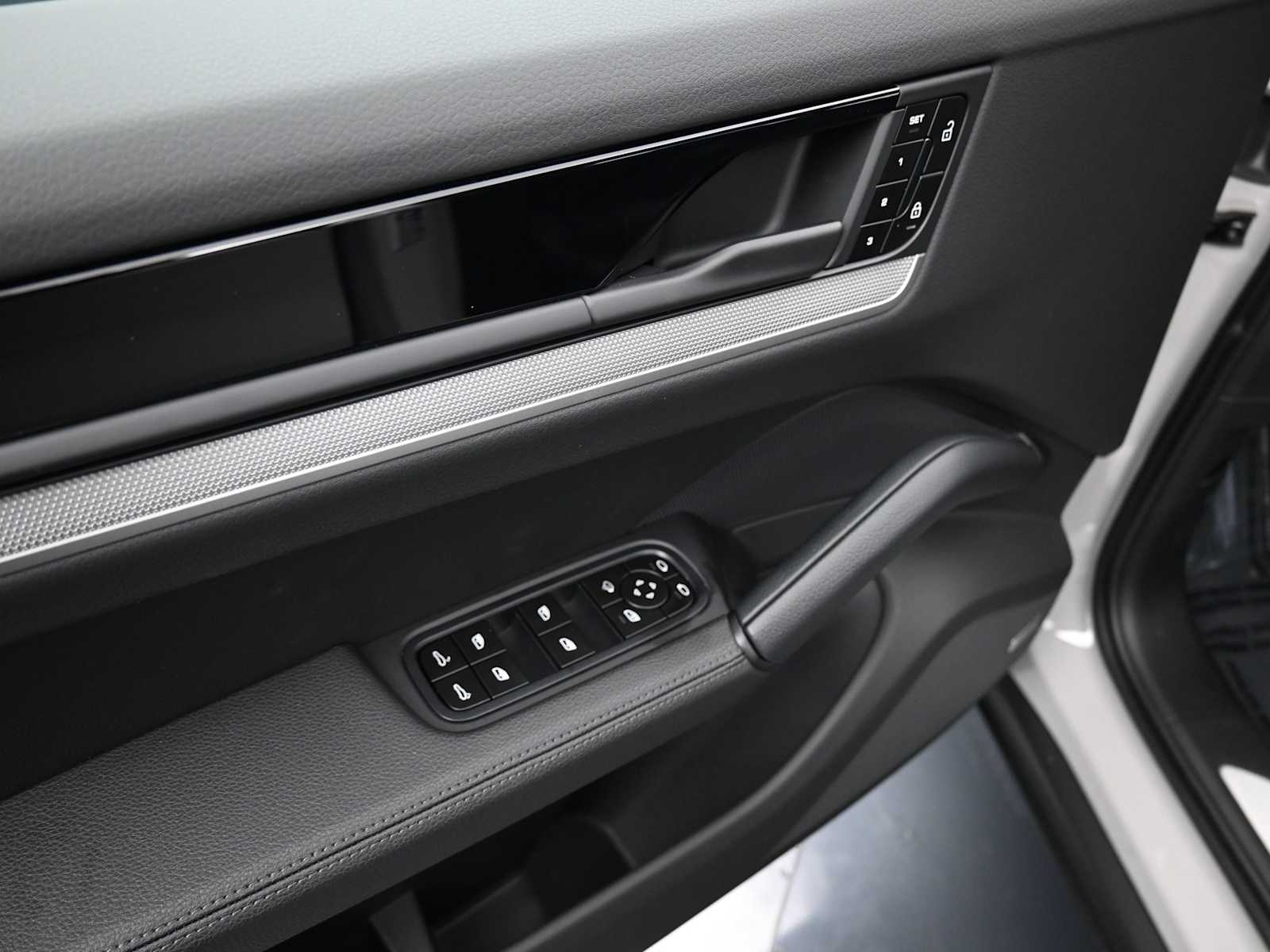 Thumbnail: 2026 Porsche Cayenne - 6