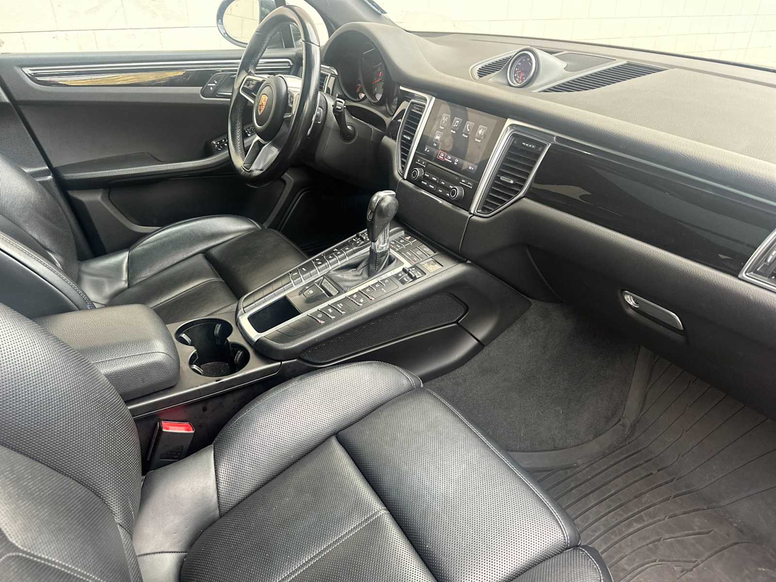 Thumbnail: 2018 Porsche Macan - 17