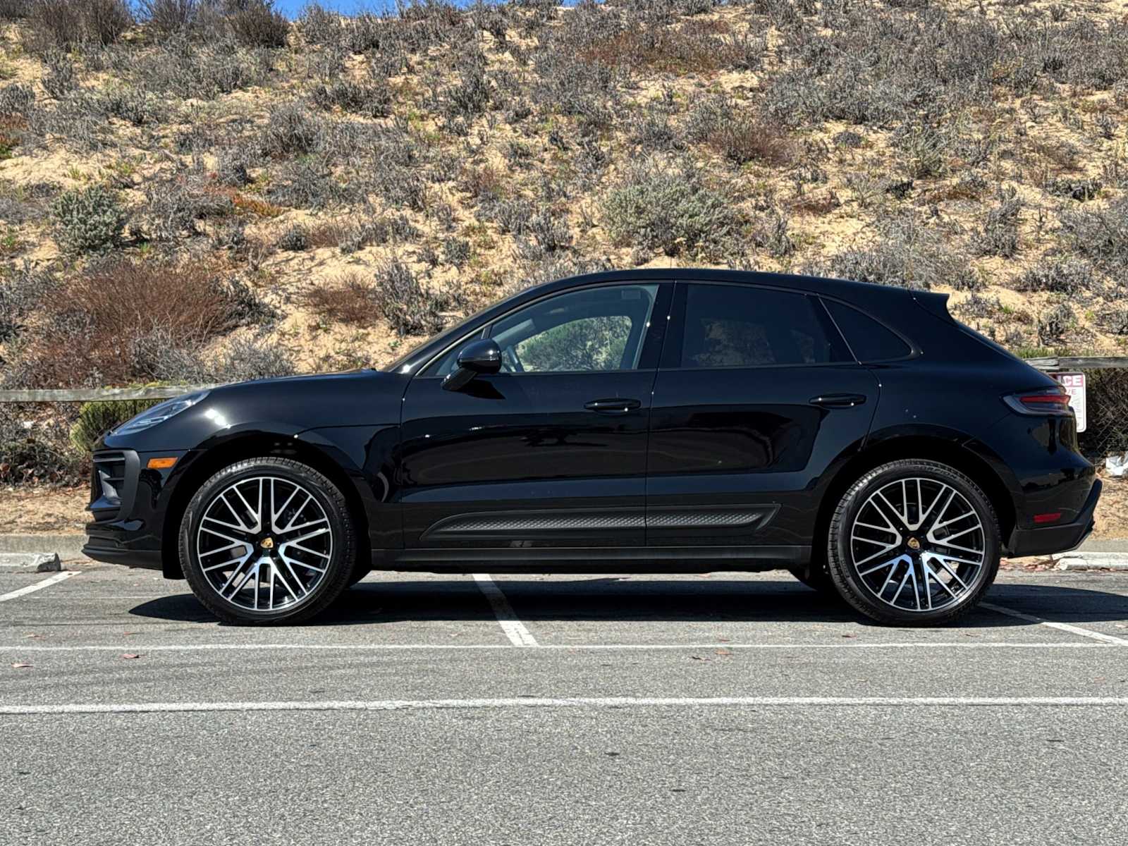 2025 Porsche Macan T photo 2