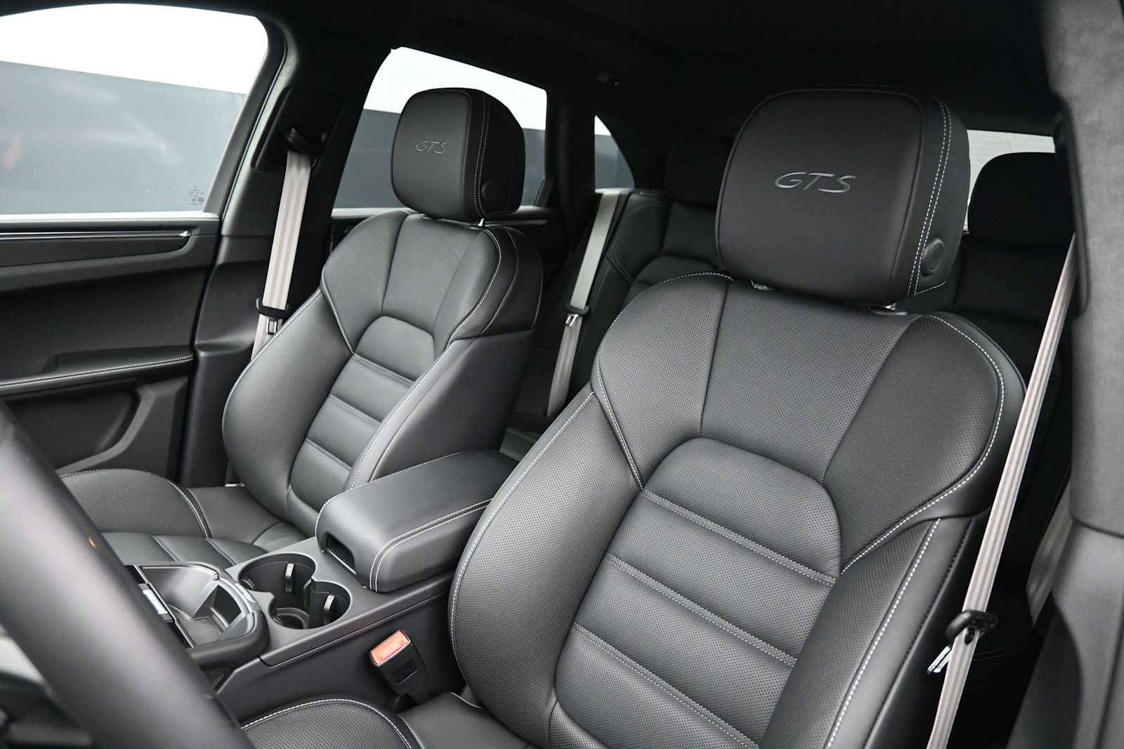 Thumbnail: 2026 Porsche Macan - 5