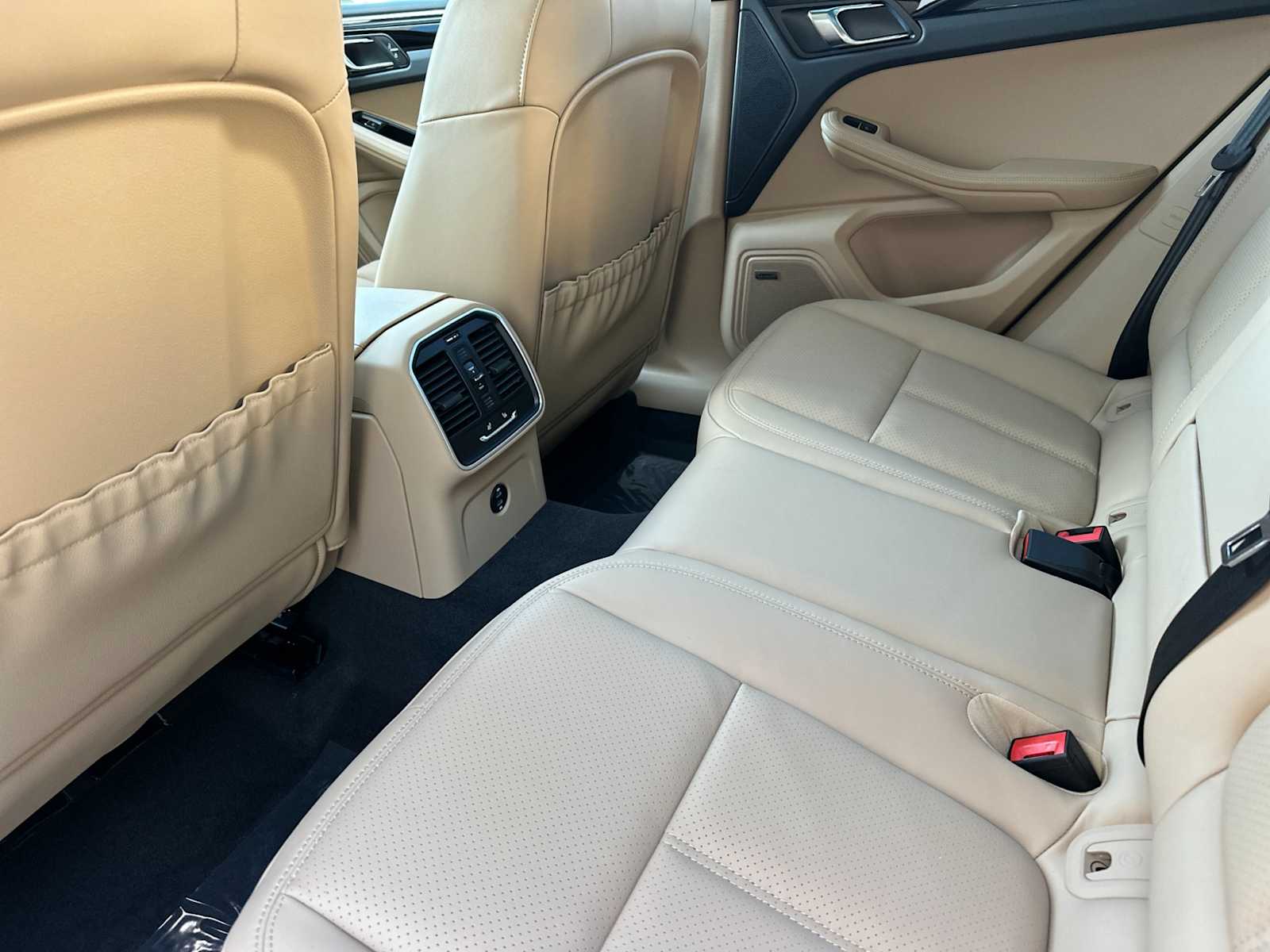 Thumbnail: 2026 Porsche Macan - 14