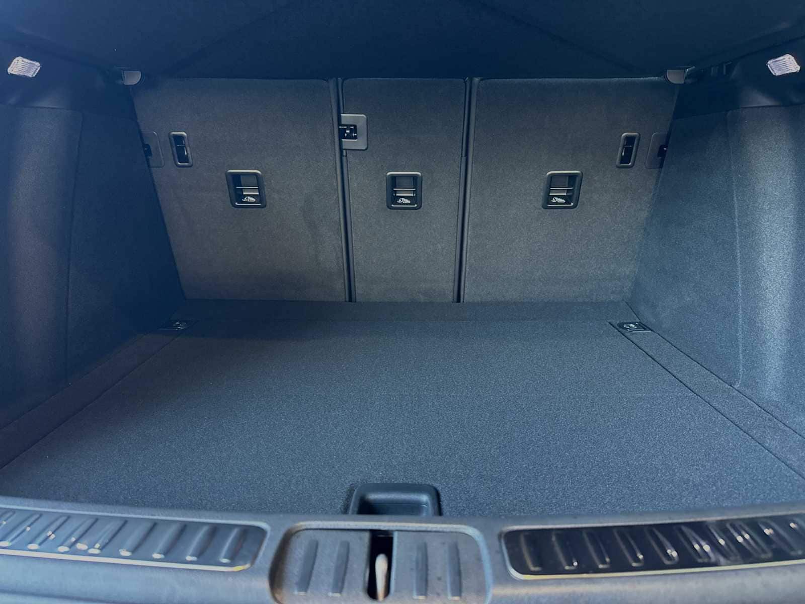 Thumbnail: 2024 Porsche Macan - 15