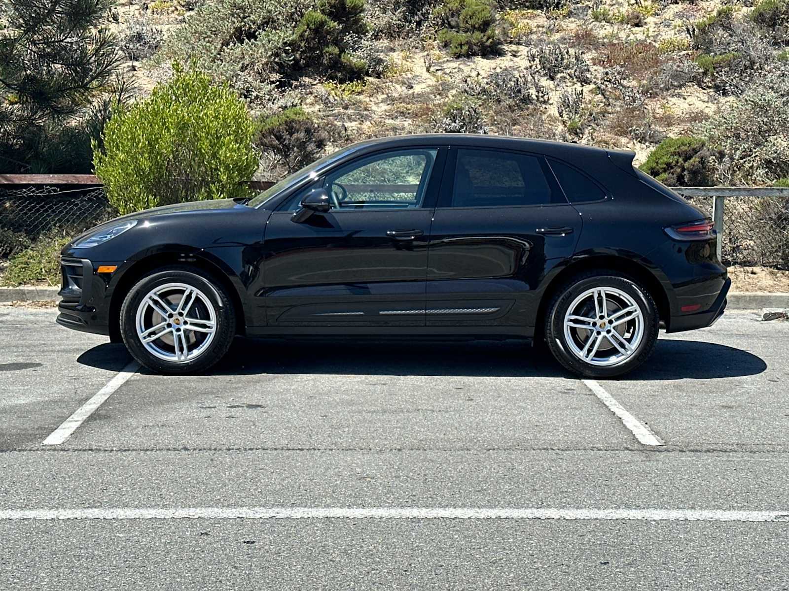 2025 Porsche Macan T photo 2